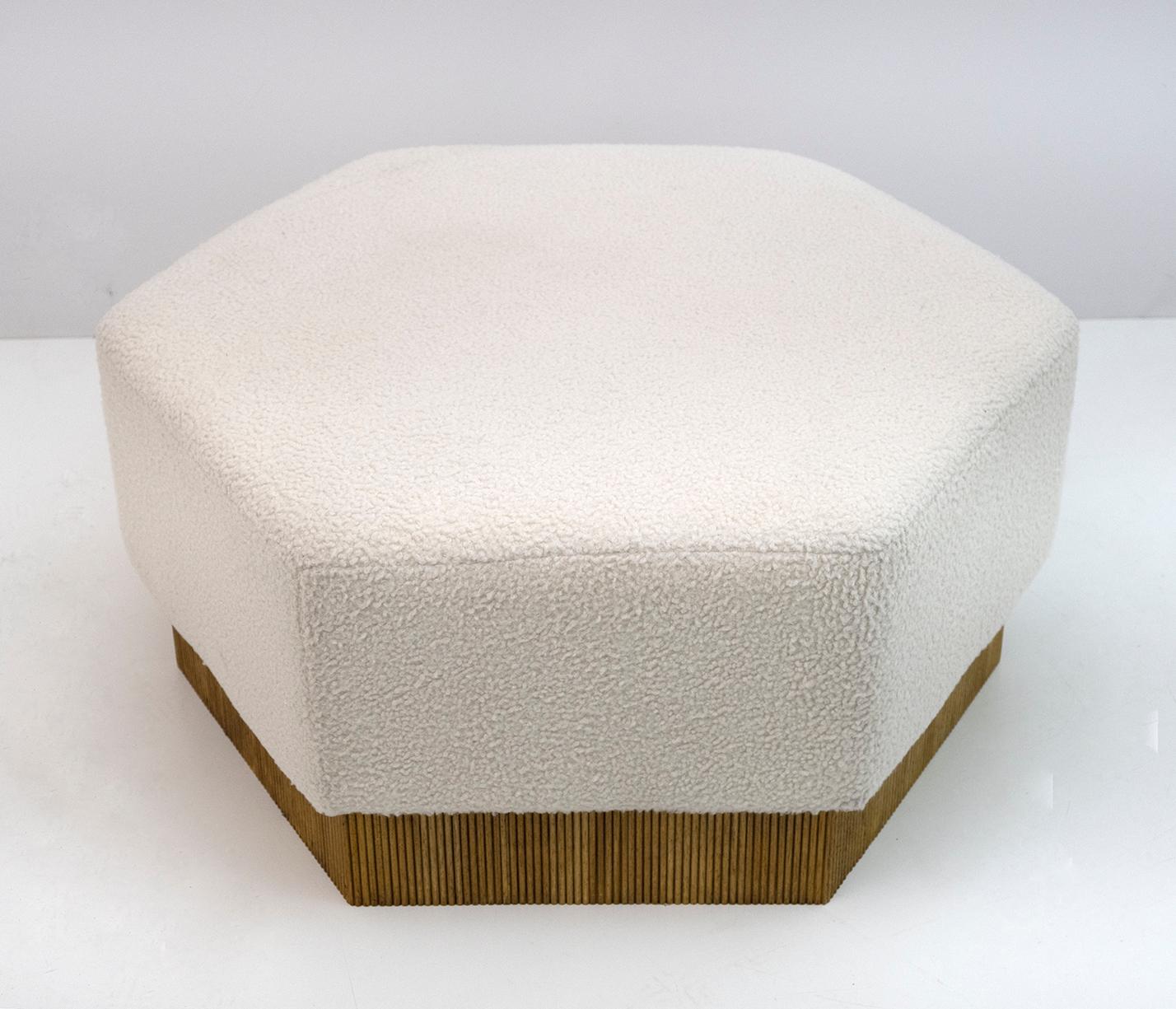 A hexagonal pouf with white boucle seat and wooden base with breadstick processing.
Restored and reupholstered.
Great occasional yet solid seating place to also use as a footstool or side table.
A contemporary, highly decorative and versatile