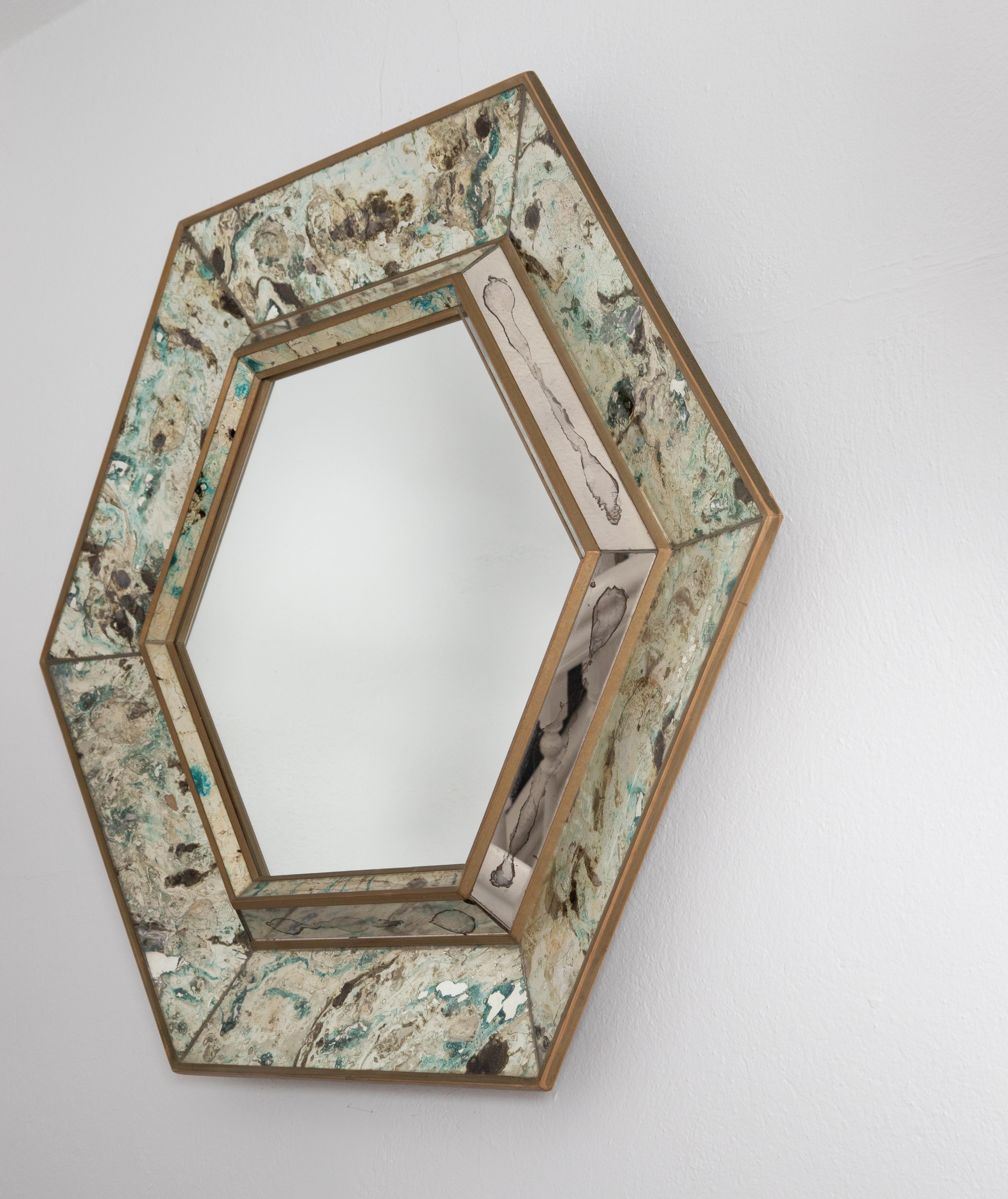 Mid-Century Modern Miroir hexagonal peint au verso en vente