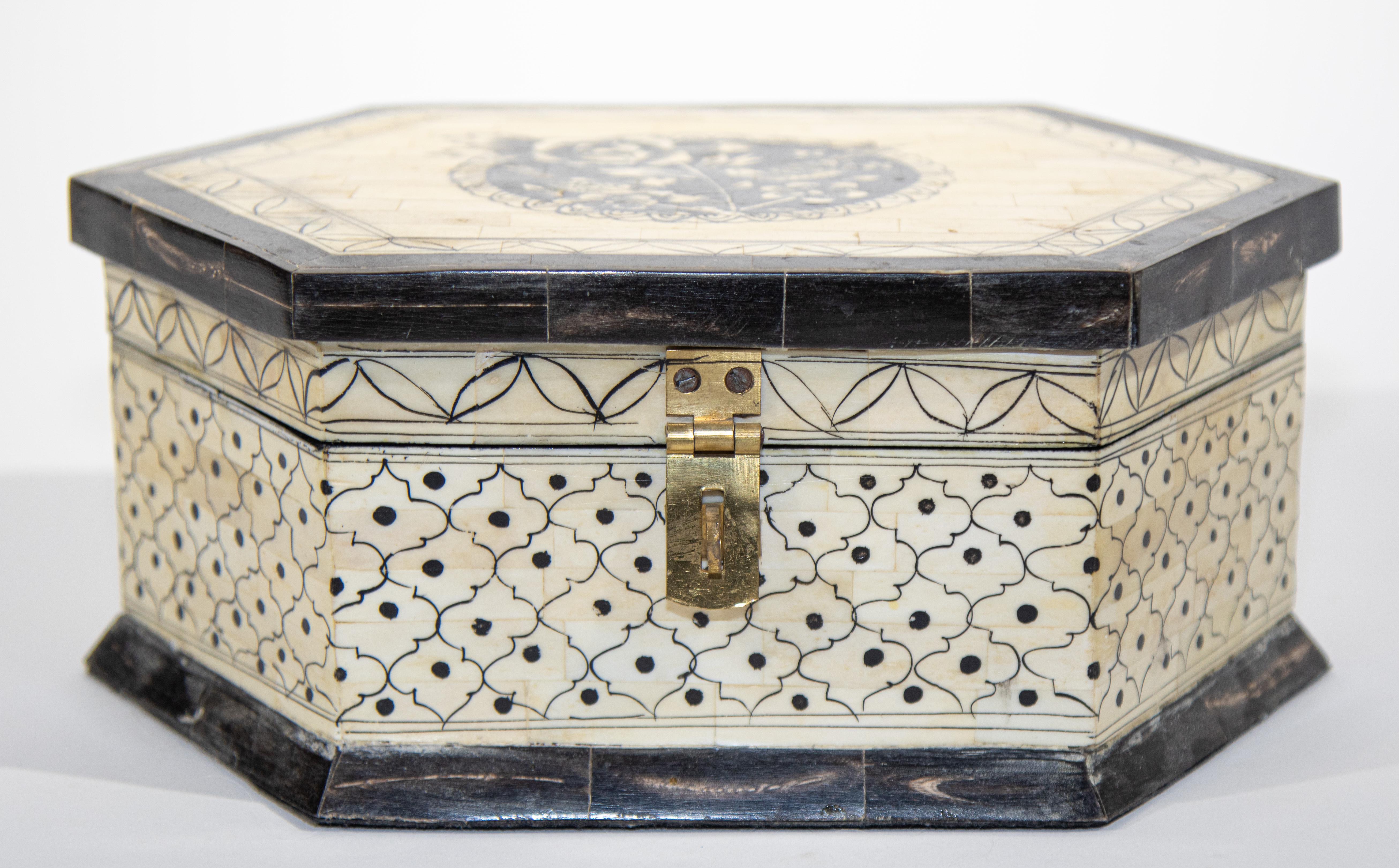 Large Decorative Mughal Raj Vizagapatam Jewelry hexagonal shape Box.
Vintage Asian lidded box crafted with bone engraved with floral and geometric Moorish designs.
Delightful Anglo Indian lidded box crafted with an intricate patterned polished
