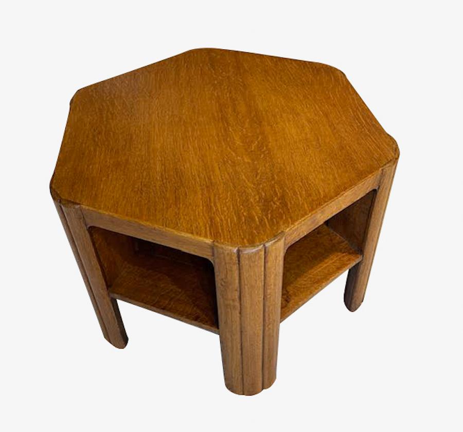 1930's English hexagonal side table.
Legs have decorative column shaped design.
Lower shelf.
Oak wood.
Recently refinished.