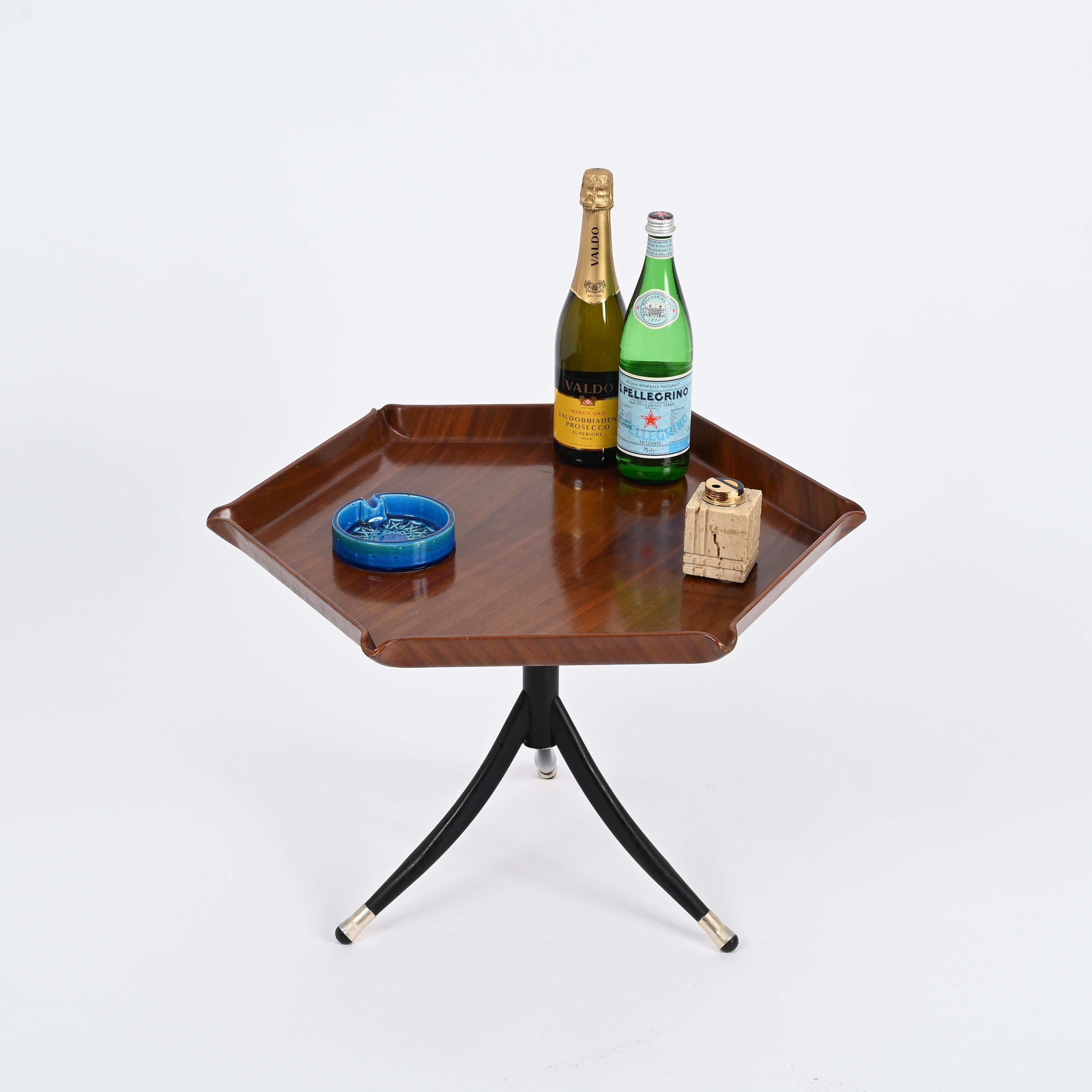 Superbe table d'appoint en bois courbé du milieu du siècle dernier, conçue par Campo e Graffi et produite en Italie à la fin des années 1950. 

Cette charmante table d'appoint est unique grâce à son étonnant plateau hexagonal réalisé dans un bois de