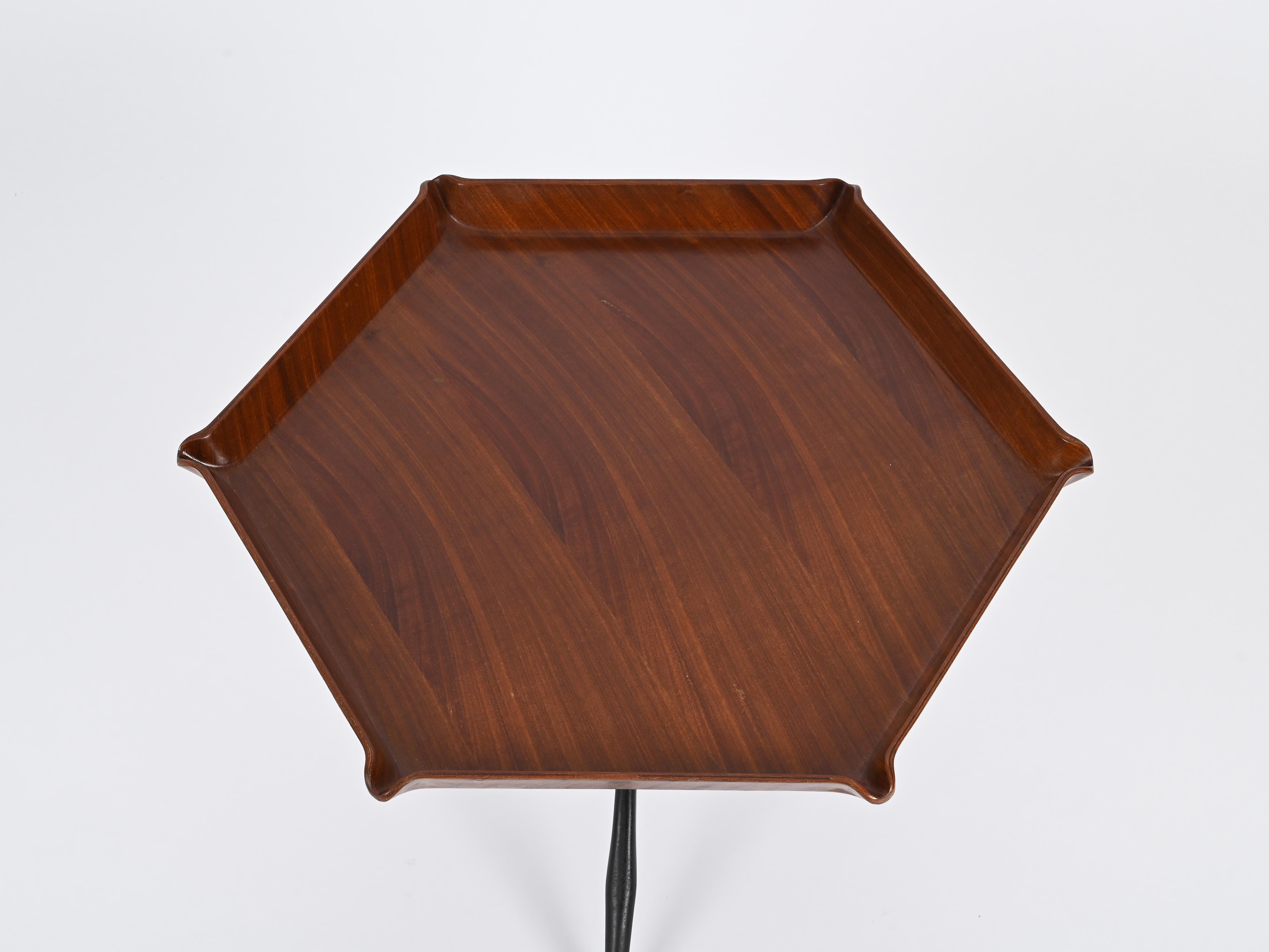 Mid-Century Modern Table d'appoint hexagonale en teck cintré et métal par Campo e Graffi, Italie, années 1960 en vente