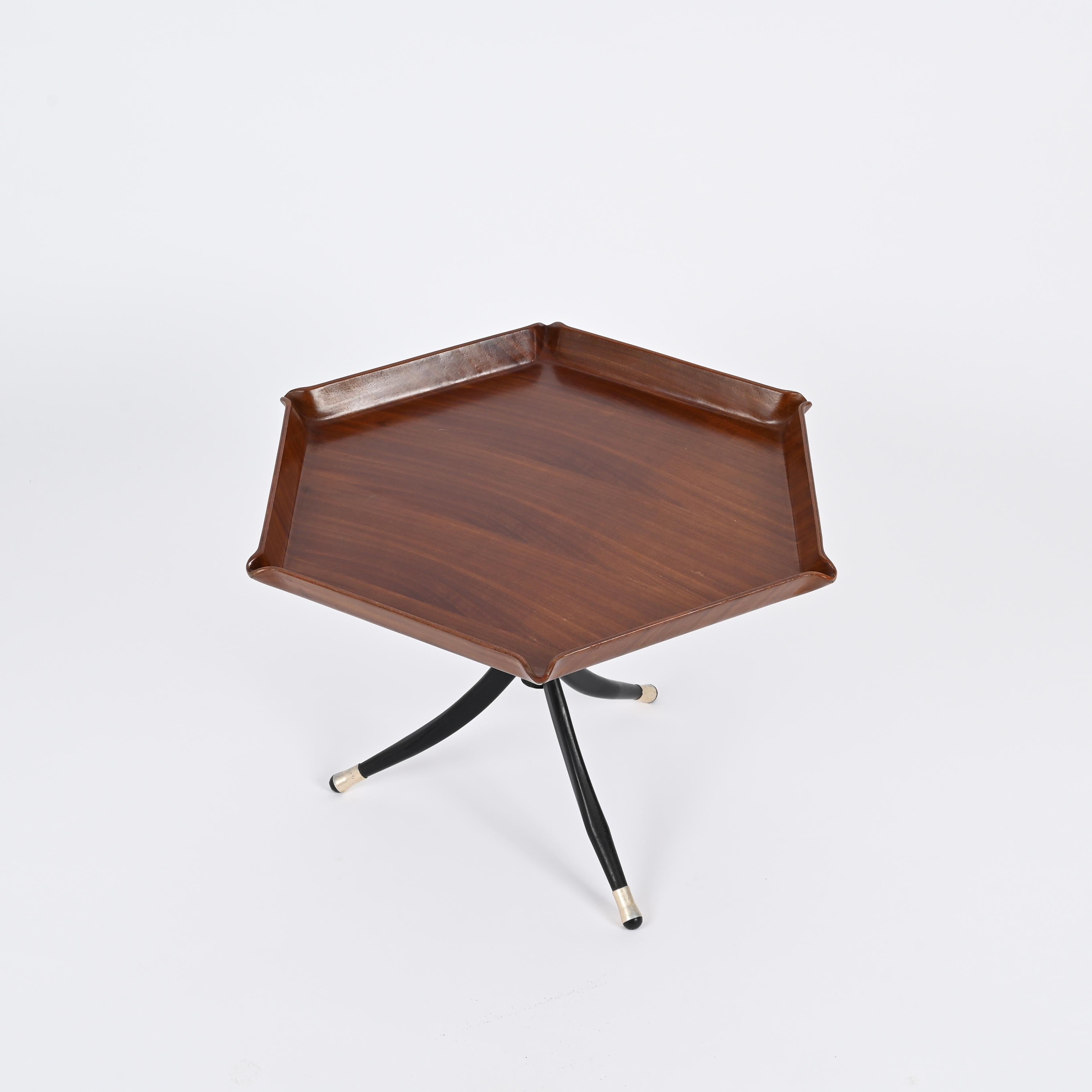 italien Table d'appoint hexagonale en teck cintré et métal par Campo e Graffi, Italie, années 1960 en vente