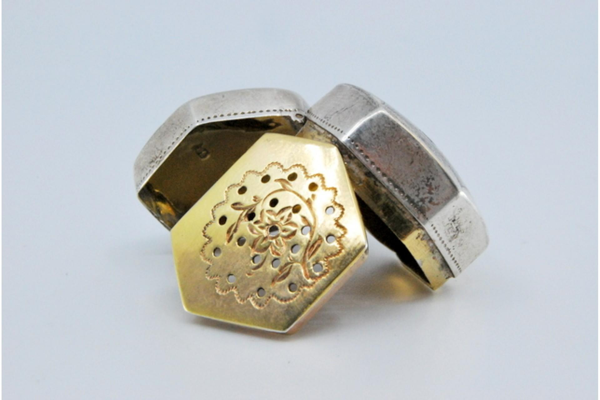 European Hexagonal silver and gold vinaigrette box For Sale