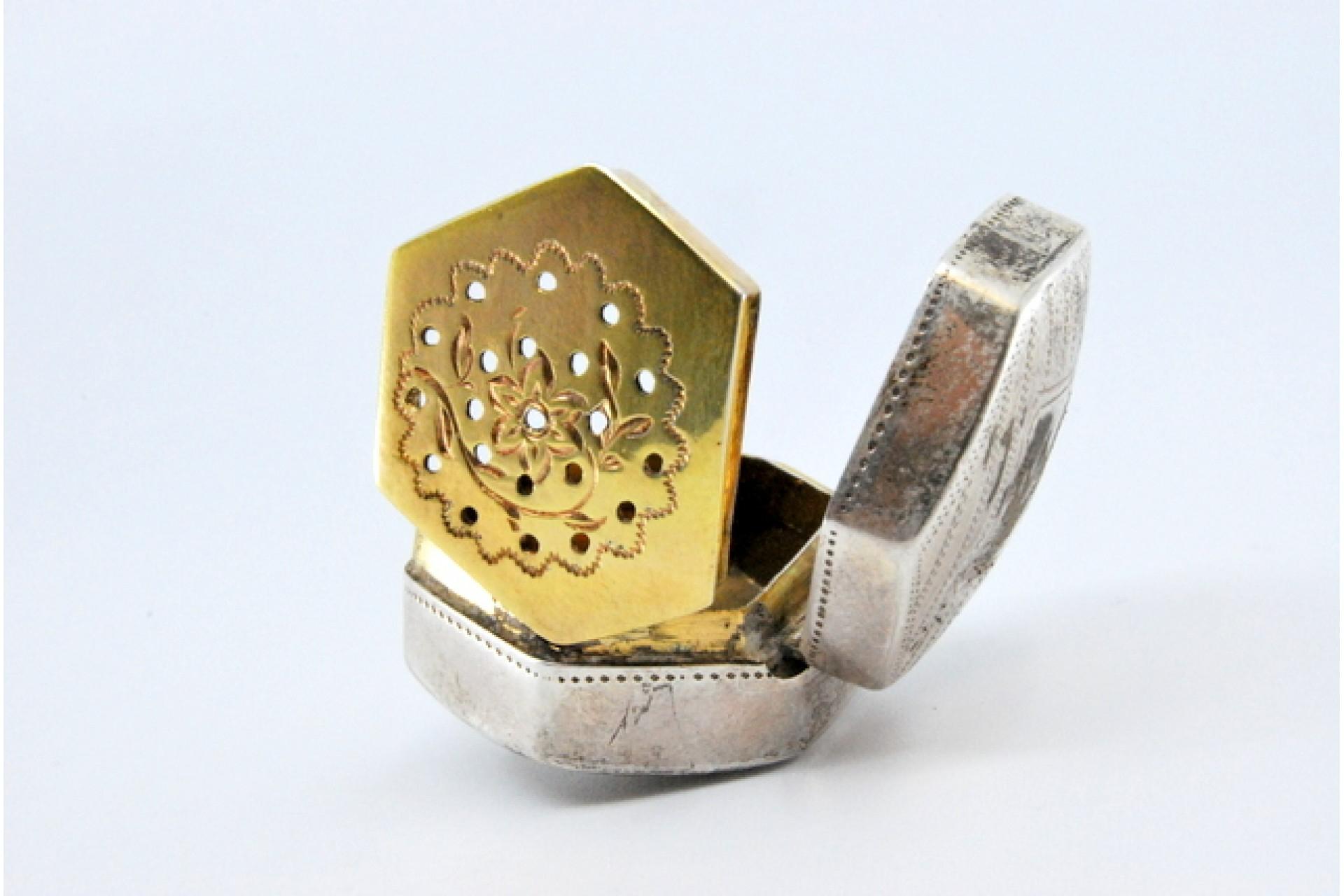 Hexagonal silver and gold vinaigrette box In Good Condition For Sale In Porto, PT