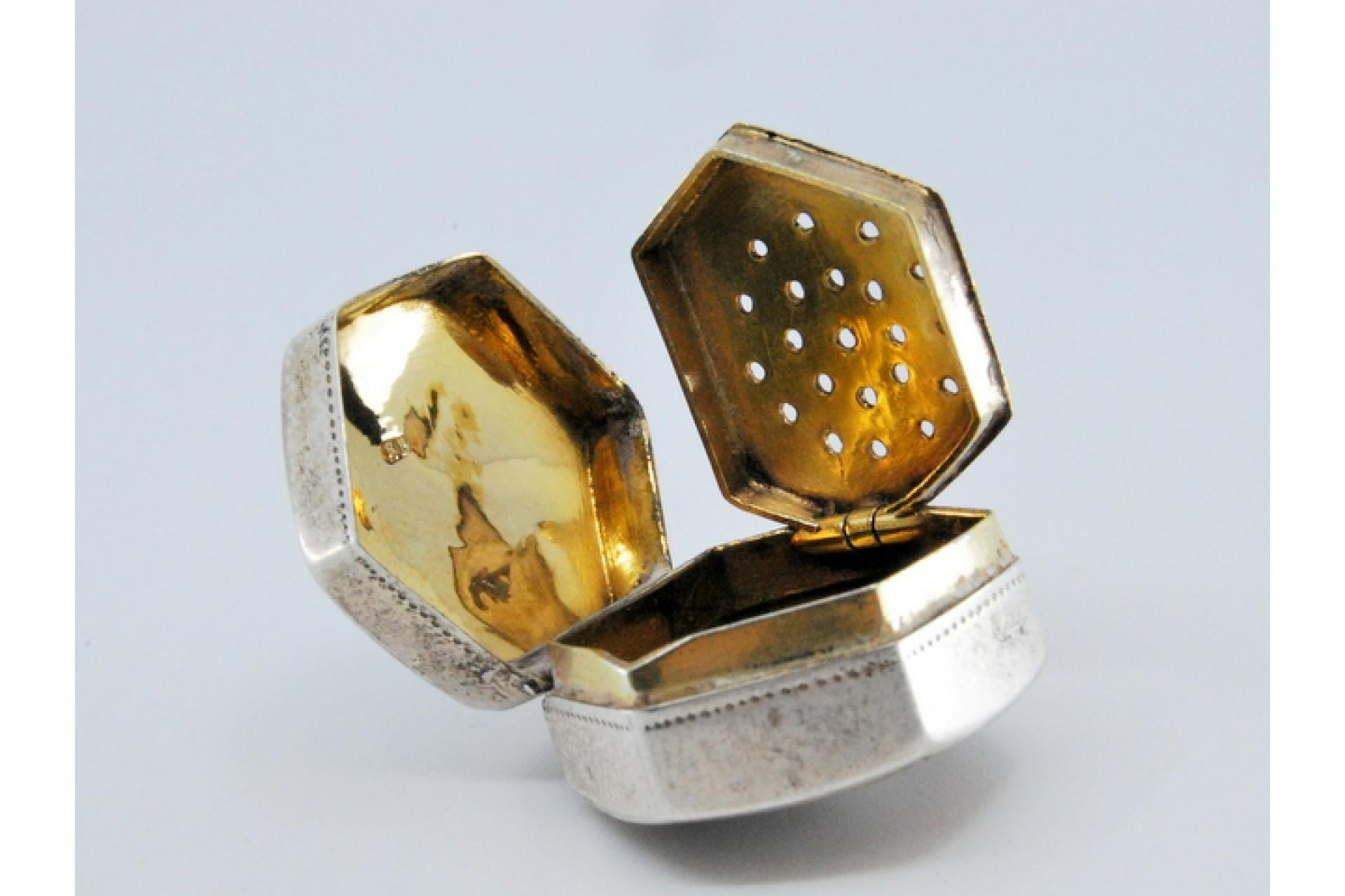19th Century Hexagonal silver and gold vinaigrette box For Sale