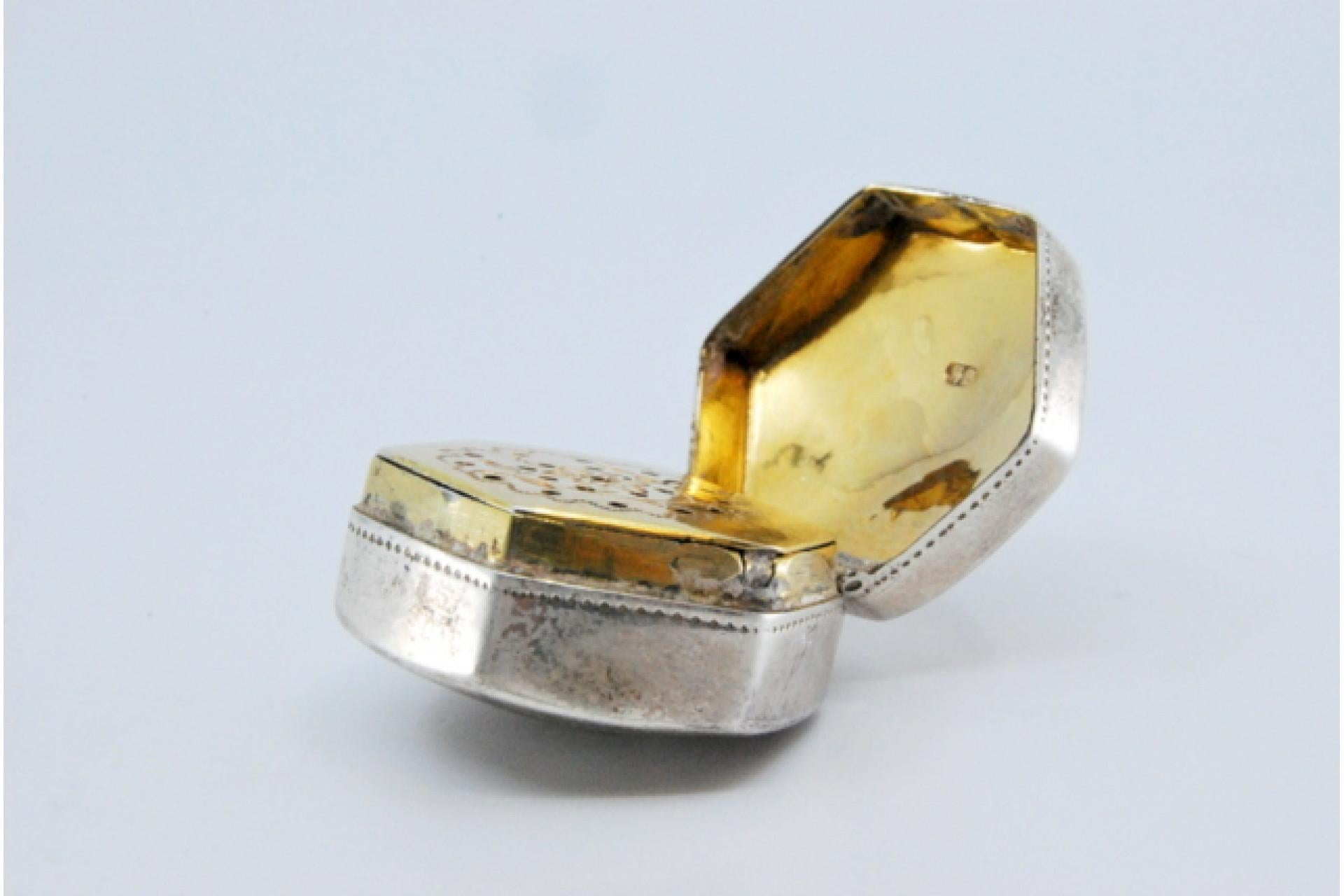Silver Hexagonal silver and gold vinaigrette box For Sale