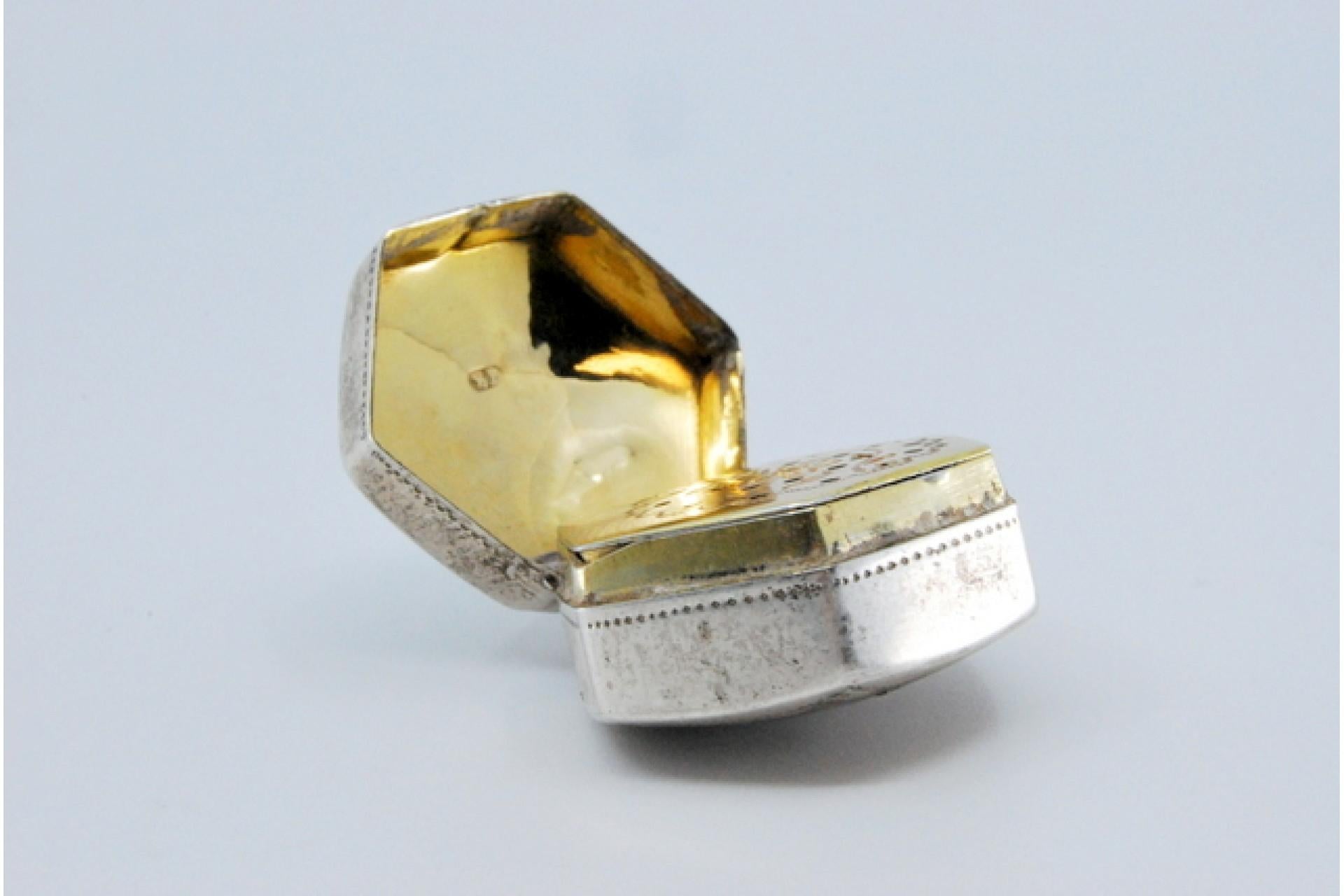 Hexagonal silver and gold vinaigrette box For Sale 1