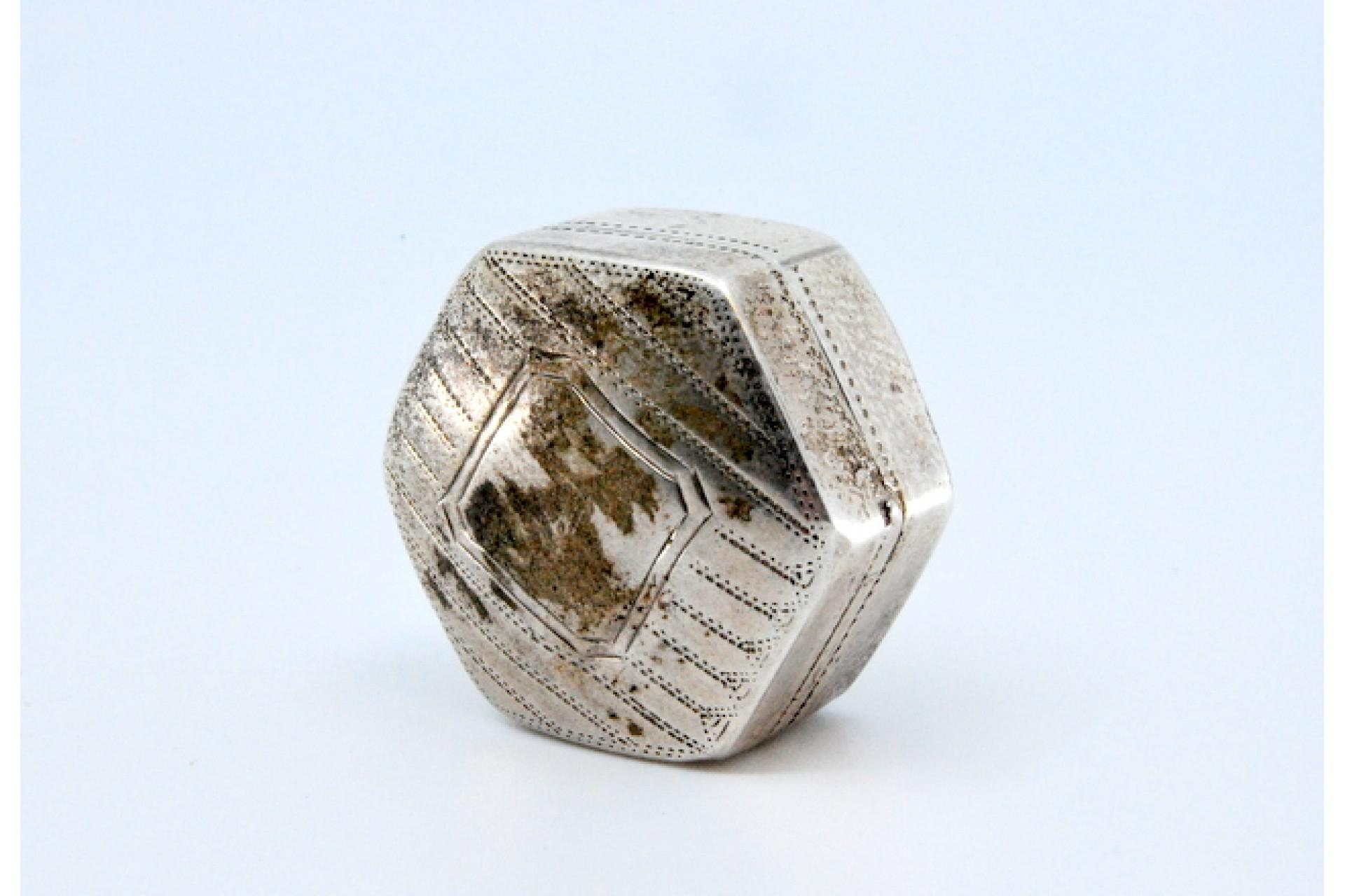 Hexagonal silver and gold vinaigrette box For Sale 2