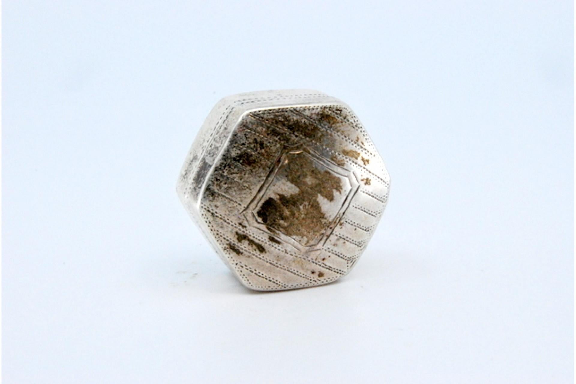 Hexagonal silver and gold vinaigrette box For Sale 3