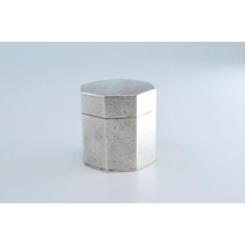 Description: Hexagonal silver and gold vinaigrette box from the George III period. Metal: Silver-Gold. Origin: Northern Ireland. Brand: MW. Weight: 12.29 grams. Dimensions: 2x2.1cm. Content: 925/1000(Silver) - 375/1000(Gold). Assay Mark: Yes,
