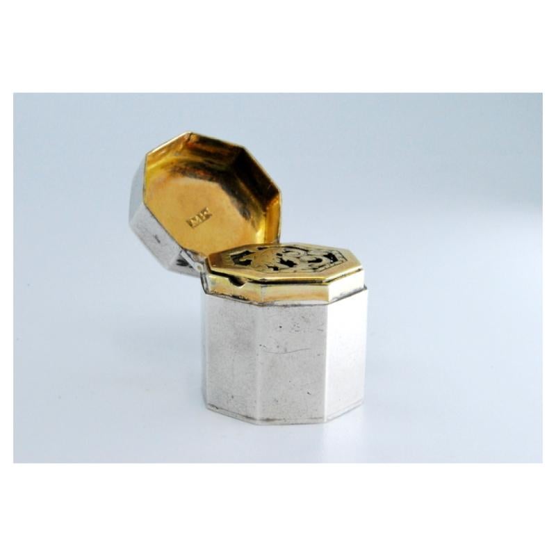 Hexagonal silver and gold vinaigrette box from the George III period In Good Condition For Sale In Porto, PT