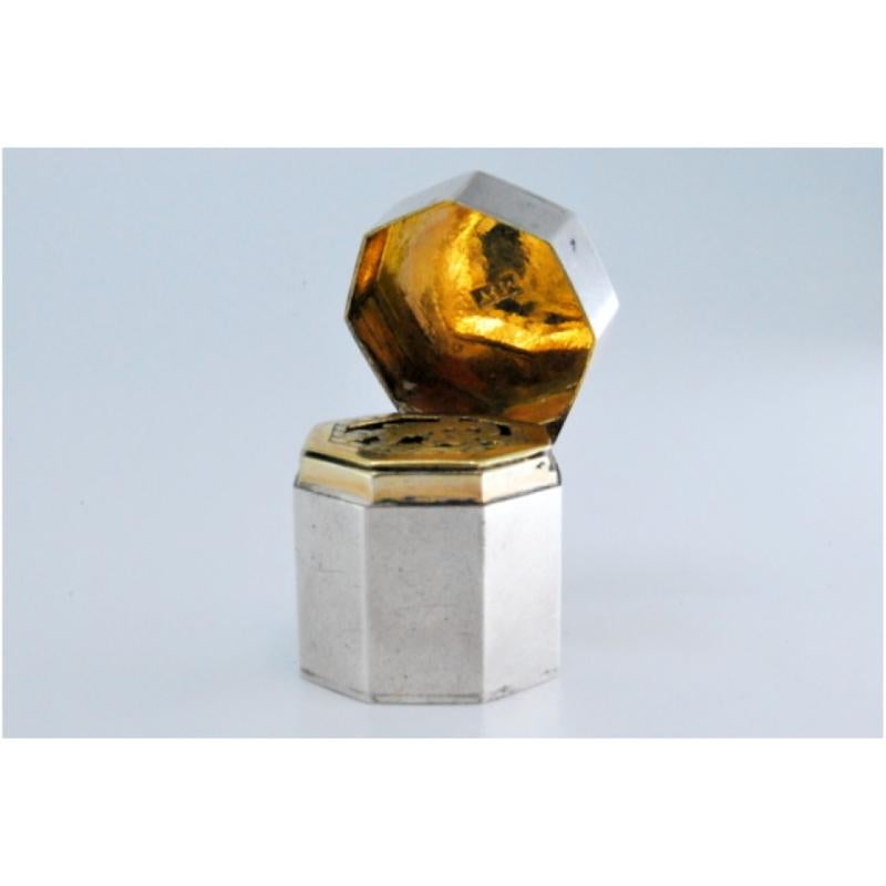 19th Century Hexagonal silver and gold vinaigrette box from the George III period For Sale