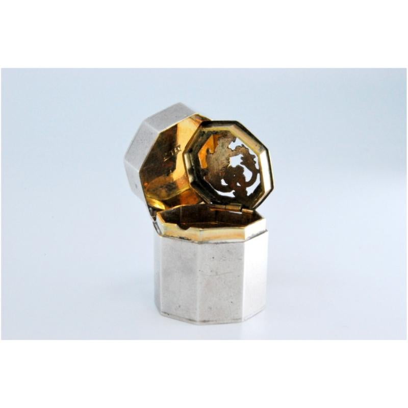Silver Hexagonal silver and gold vinaigrette box from the George III period For Sale