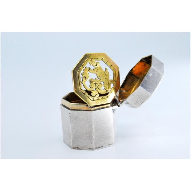 Hexagonal silver and gold vinaigrette box from the George III period For Sale 1