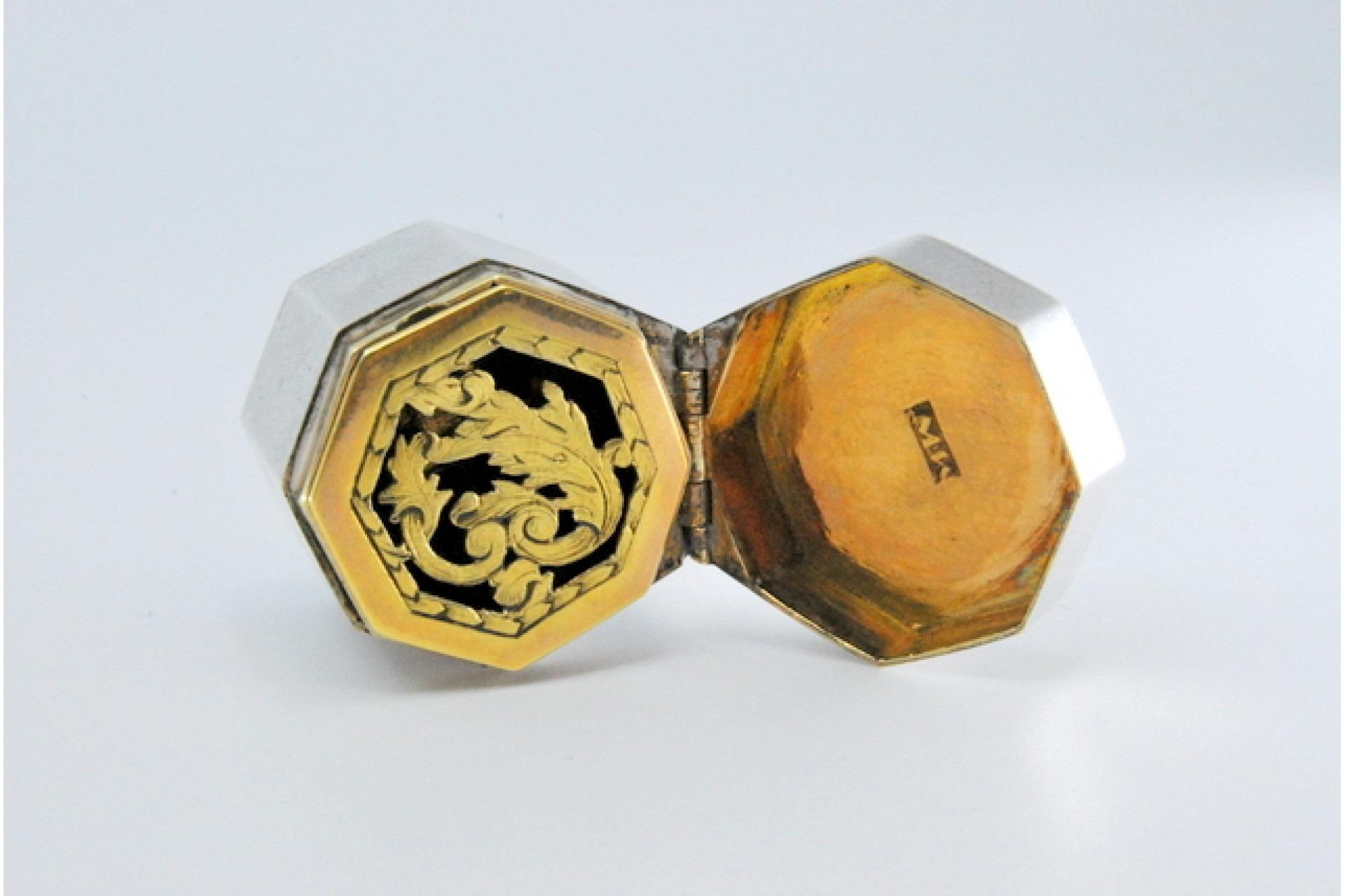 Hexagonal silver and gold vinaigrette box from the George III period For Sale 3