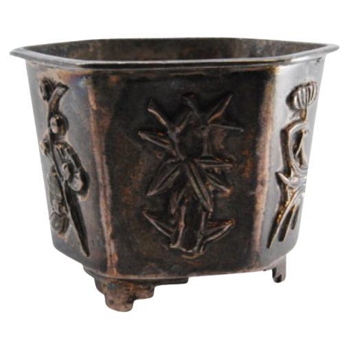 Hexagonal silver compote dish with embossed floral motifs in vendita