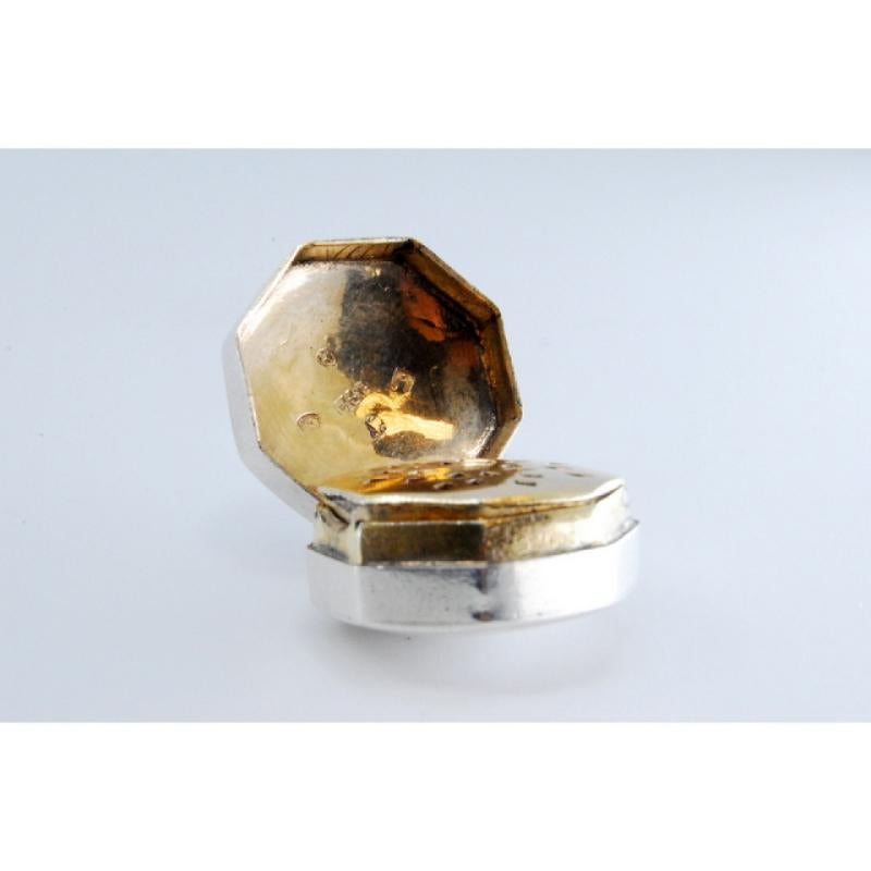 19th Century Hexagonal silver-gold vinaigrette box, smooth on both sides, George III period For Sale