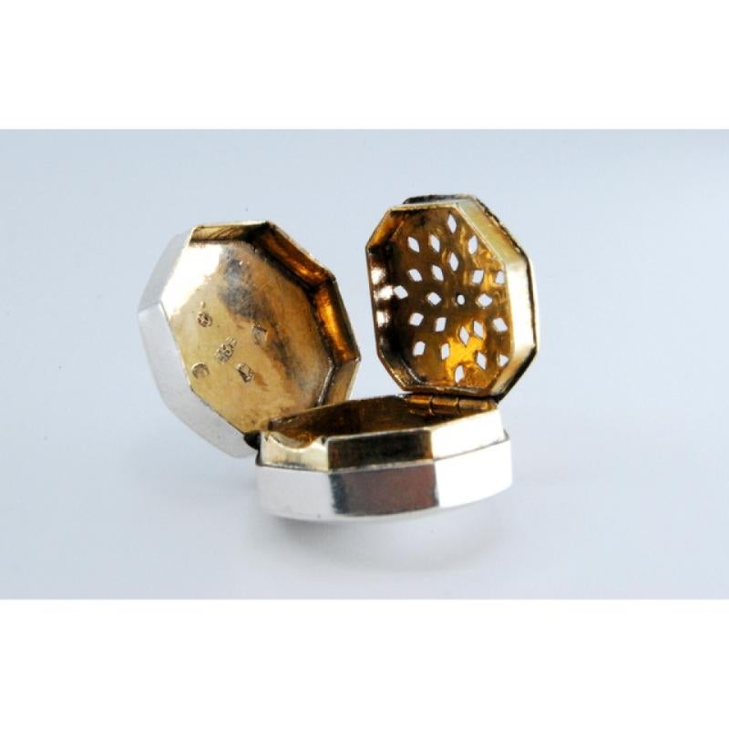 Silver Hexagonal silver-gold vinaigrette box, smooth on both sides, George III period For Sale