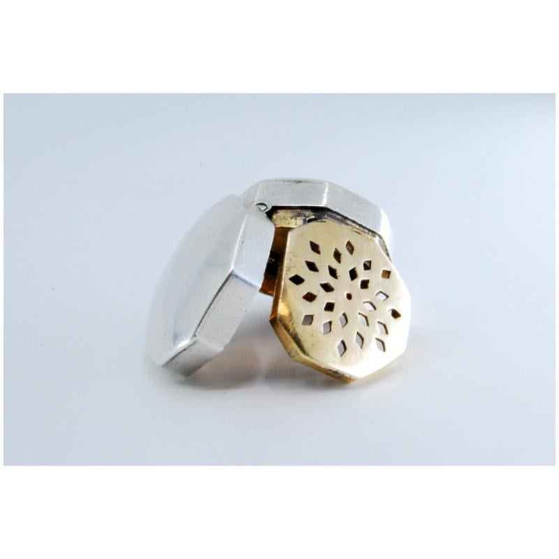 Hexagonal silver-gold vinaigrette box, smooth on both sides, George III period For Sale 1