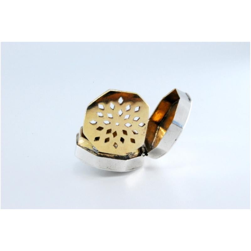 Hexagonal silver-gold vinaigrette box, smooth on both sides, George III period For Sale 2