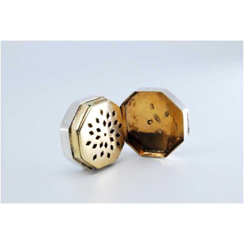 Hexagonal silver-gold vinaigrette box, smooth on both sides, George III period For Sale 3