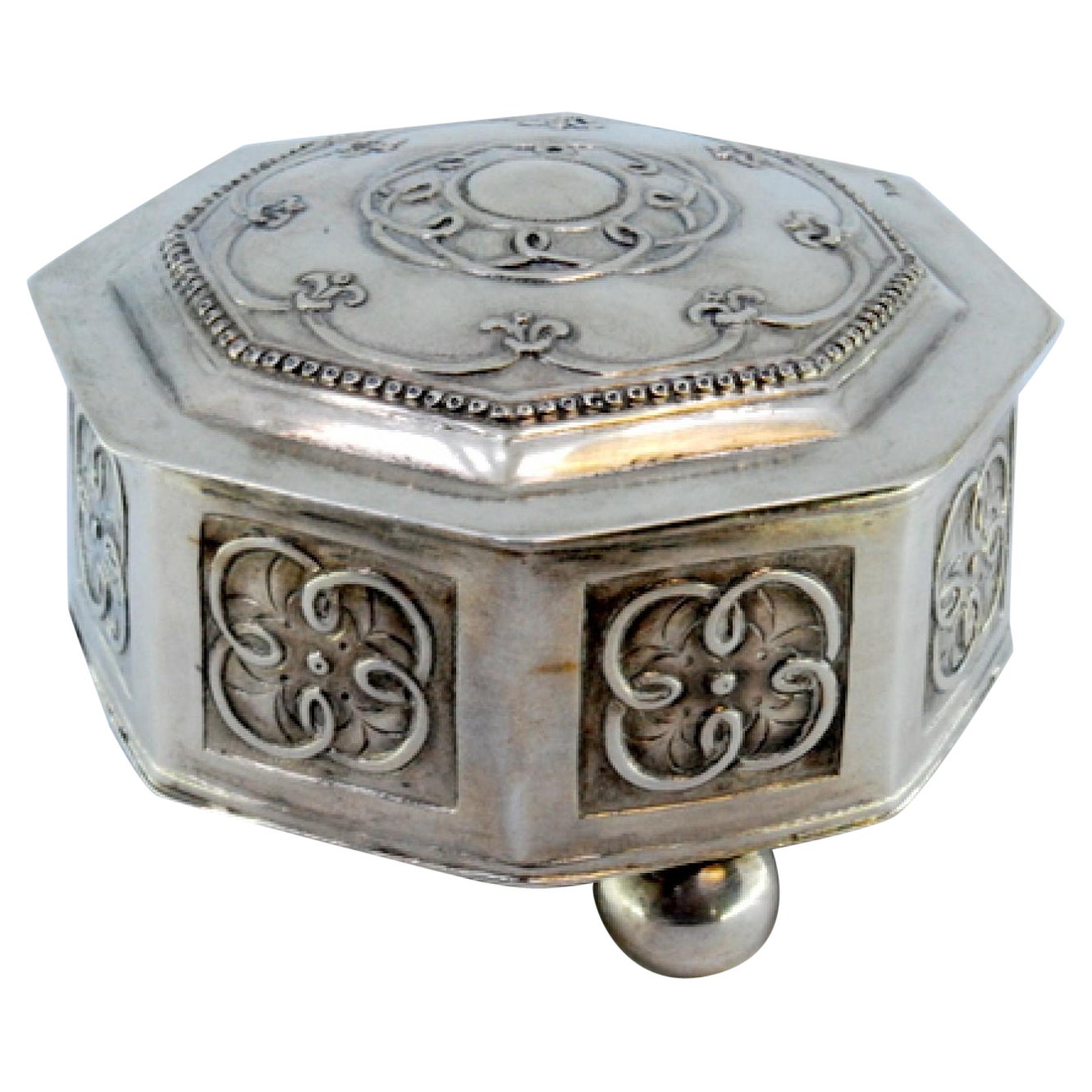 Sechseckige Silber-Schmuckschatulle mit Reliefs, vergoldetem Innenleben und drei Füßen