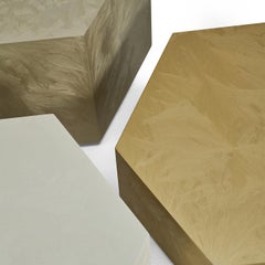 Petite table basse hexagonale laquée or