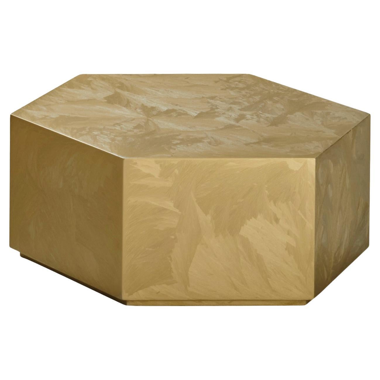 Mesa de centro hexagonal pequeña lacada en oro en venta