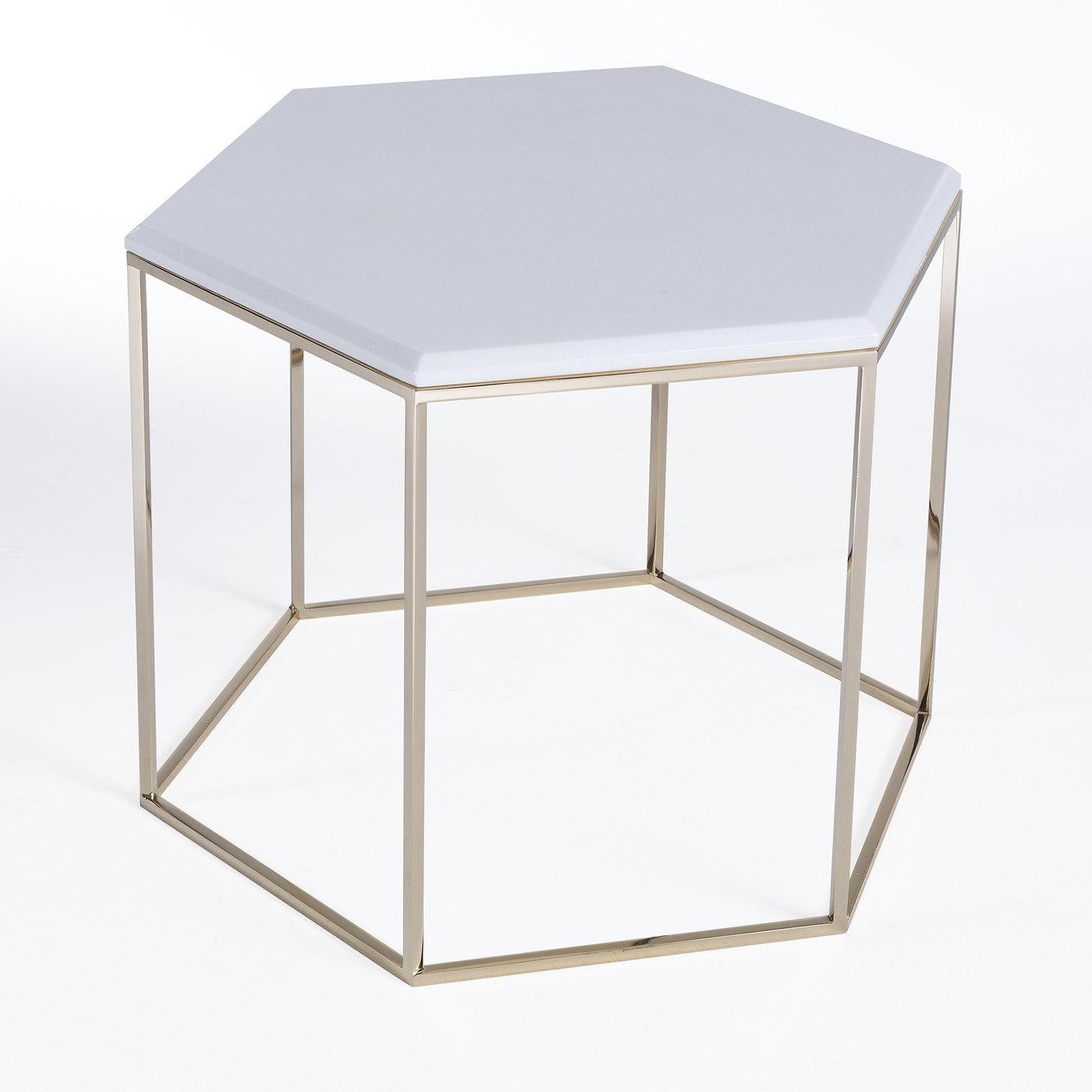 Fresh and versatile, the modern-aesthetic of this hexagonal side table befits a minimalist living room or patio decor. The hexagonal top made of white Sivec marble is supported by an open, hexagonal frame in brass, the combination of voids and
