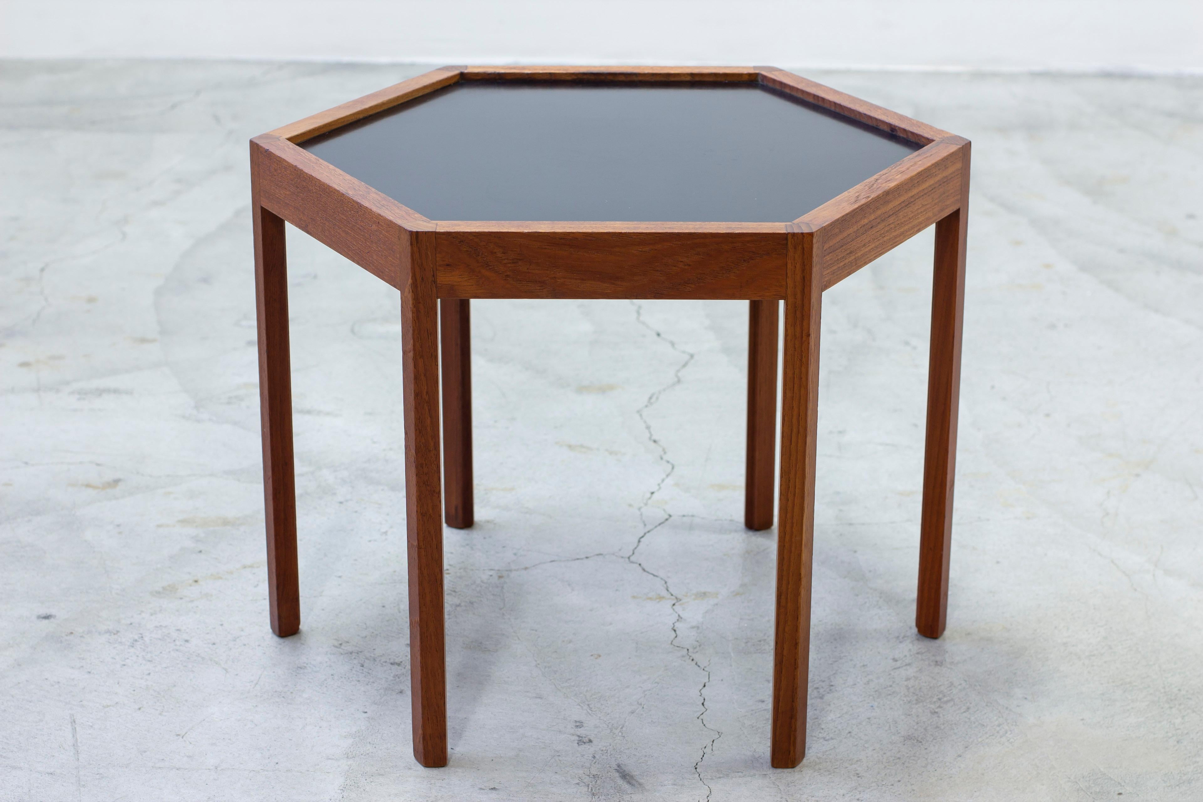 Hexagonal teak and formica side table designed by Hans C. Andersen, Denmark 50s In Good Condition For Sale In Hägersten, SE