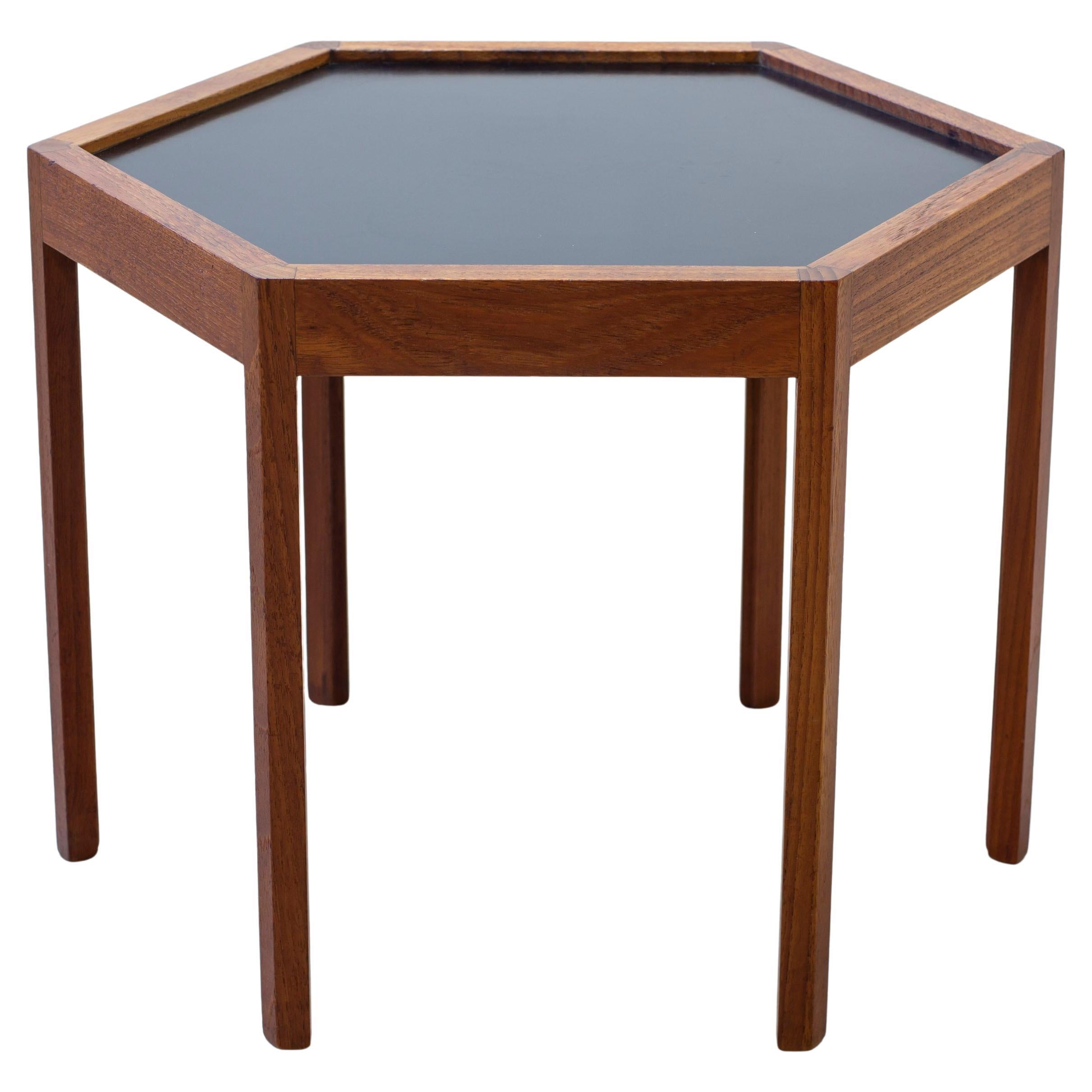 Mesa auxiliar hexagonal de teca y fórmica diseñada por Hans C. Andersen, Dinamarca años 50