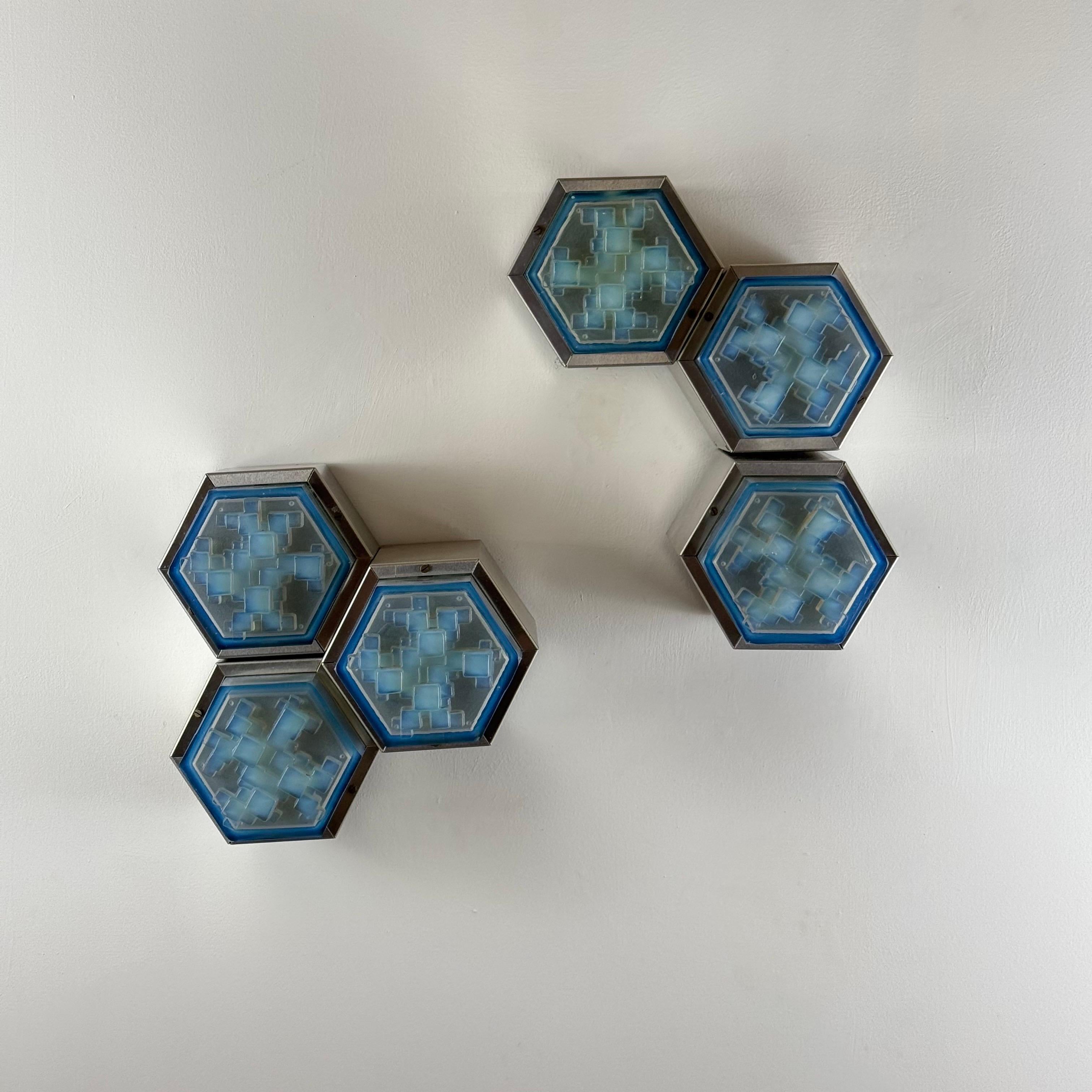 Un par de apliques de pared raros y visualmente imponentes de Albano Poli para Poliarte, fabricados en Italia en la década de 1960. Definidos por geometrías audaces y un rico contraste de materiales, cada aplique presenta un llamativo marco