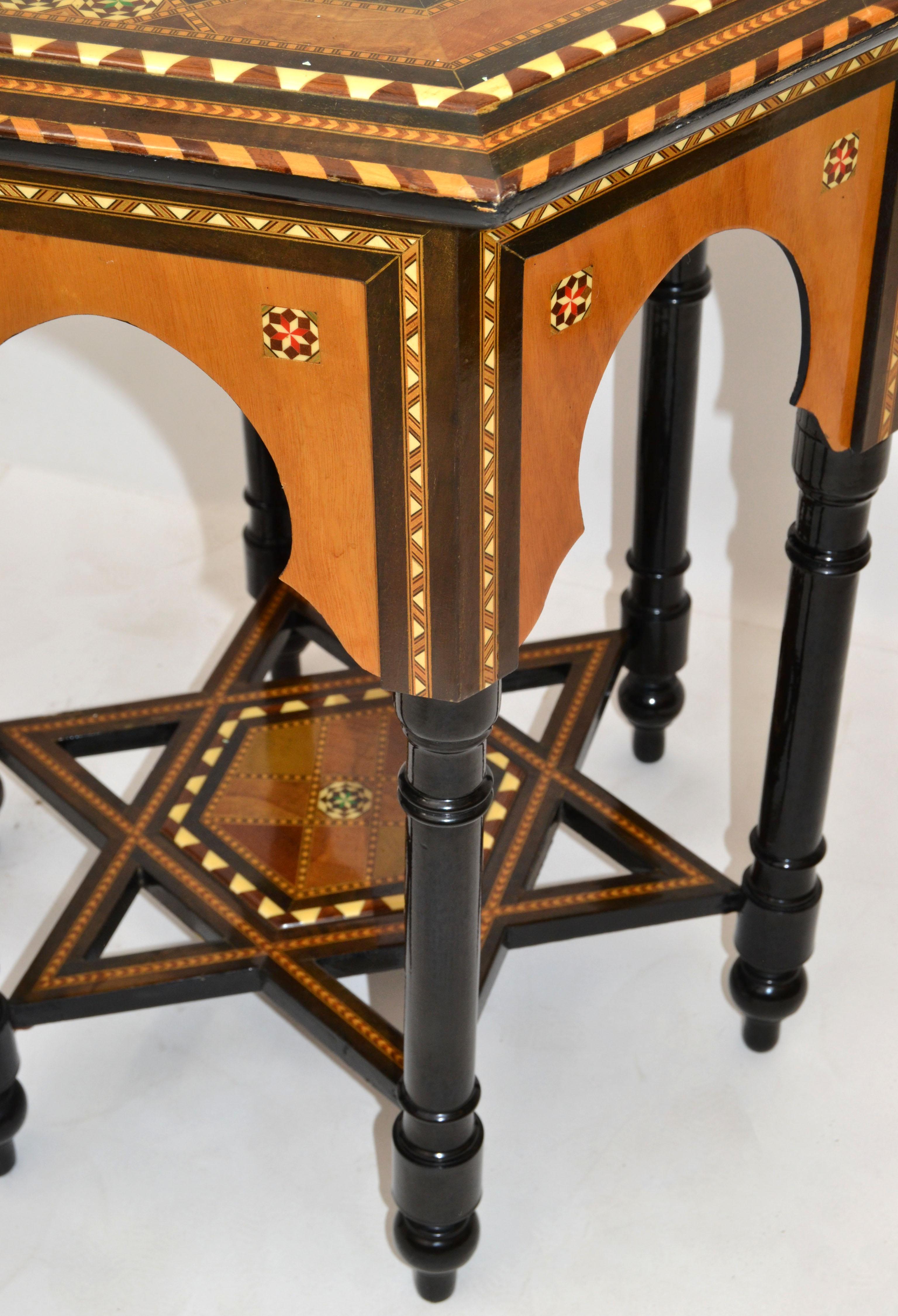 Table centrale marocaine artisanale hexagonale en bois fruitier du milieu du siècle dernier en vente 1