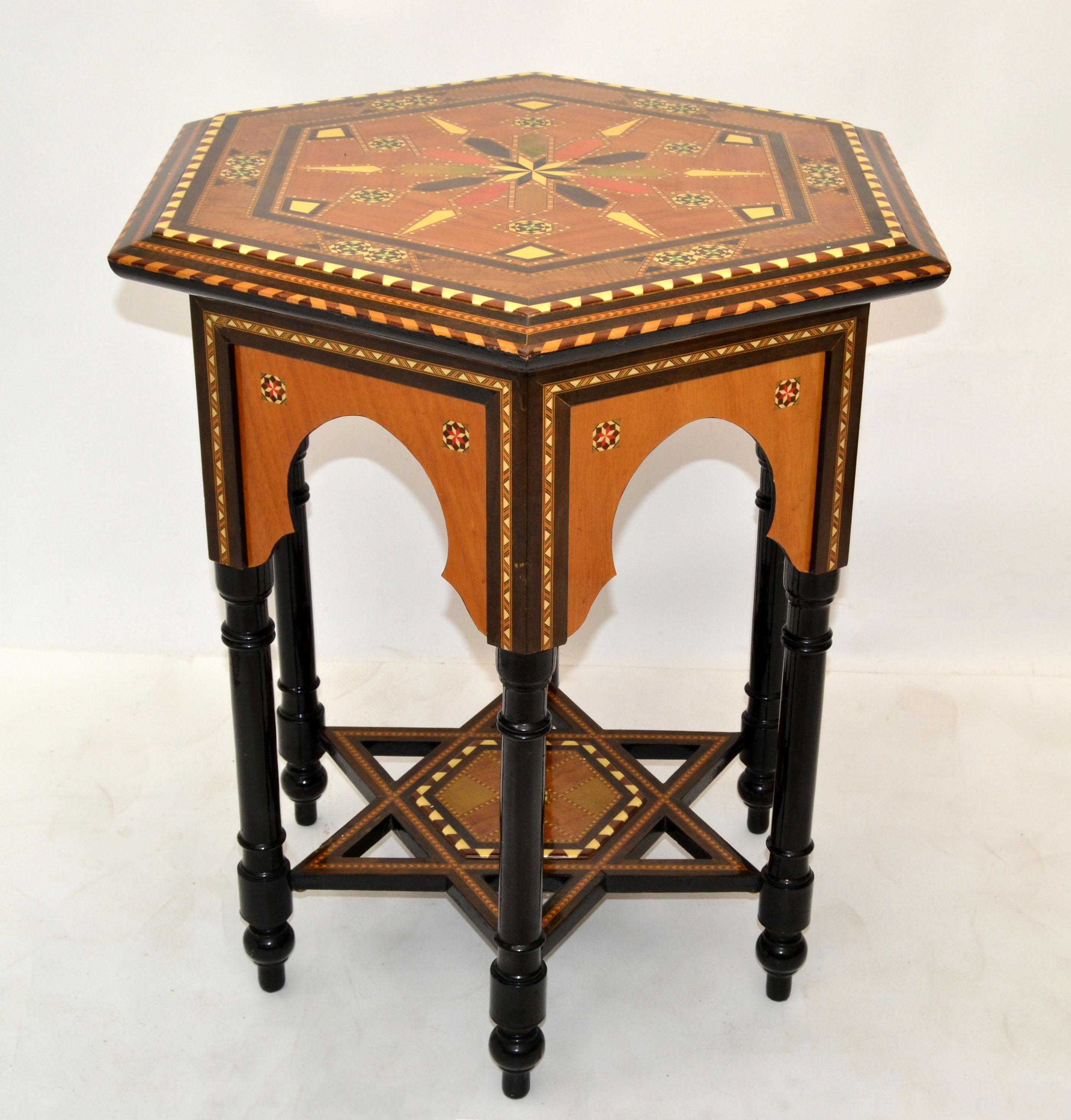 Table centrale en marqueterie de bois hexagonale marocaine faite à la main en bois fruitier du milieu du siècle.
Magnifique motif de marqueterie dans les tons beige, vert, orange et marron.
Tous les pieds en bois tourné d'origine sont en finition