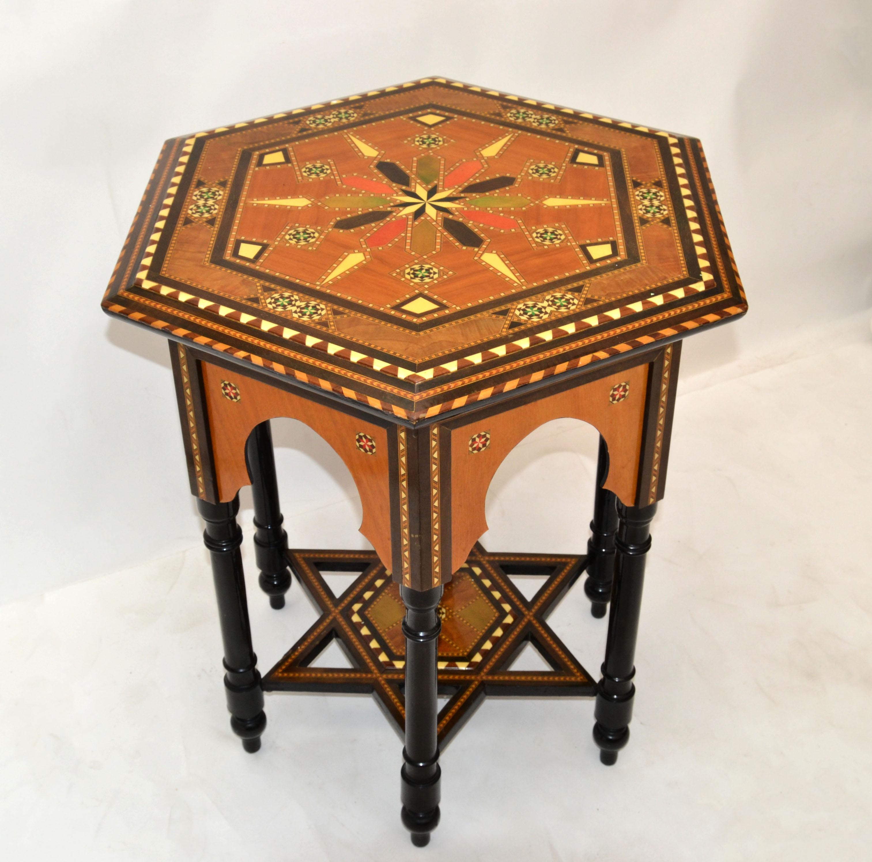 Tavolo da centro esagonale in legno intarsiato marocchino fatto a mano Wood Wood Midcentury in vendita 1