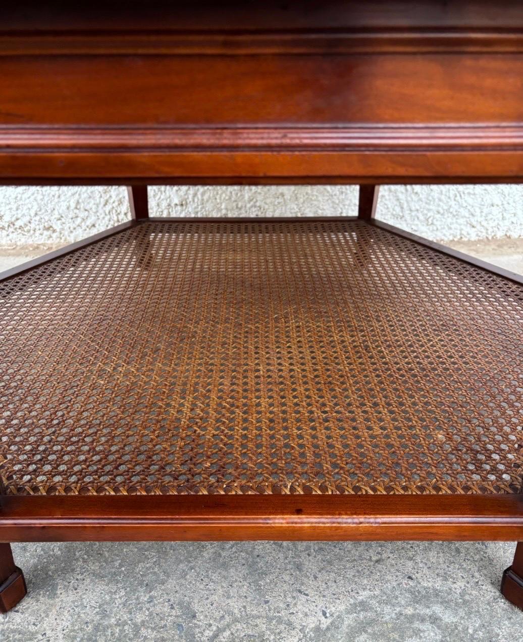 Mesa de centro hexagonal de madera con nivel inferior de caña tejida en venta 4