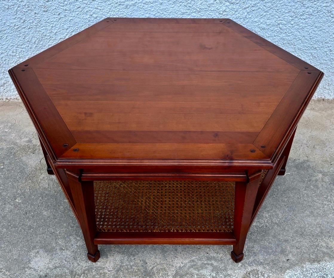 Mesa de centro hexagonal de madera con nivel inferior de caña tejida Colonial británico en venta