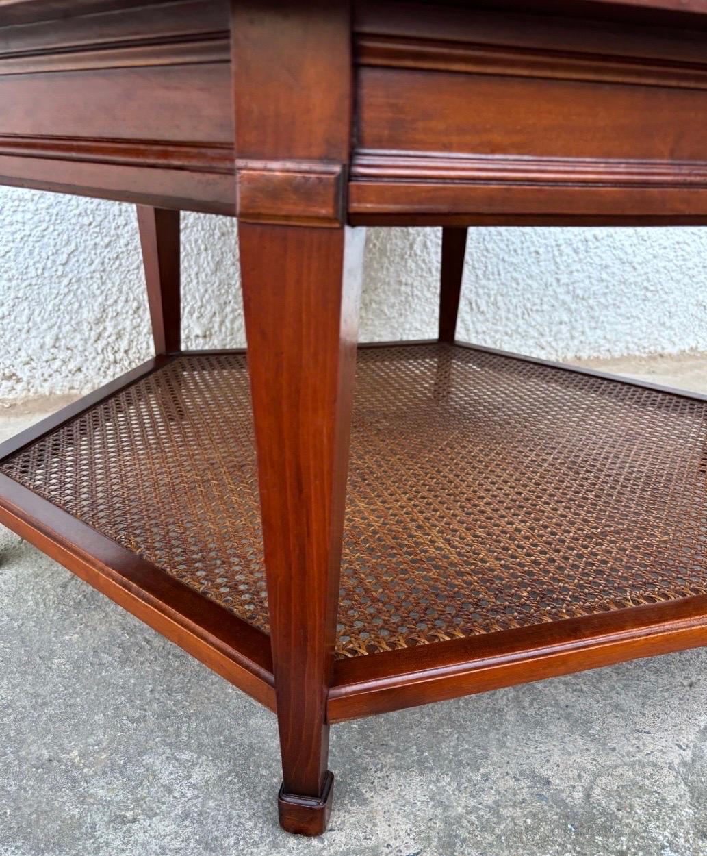 Mesa de centro hexagonal de madera con nivel inferior de caña tejida Carpintería en venta