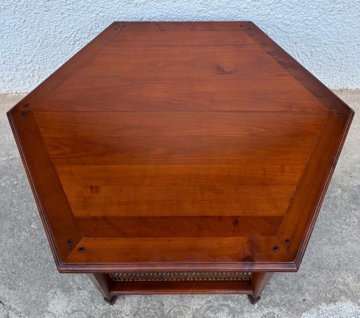 Mesa de centro hexagonal de madera con nivel inferior de caña tejida en Bueno estado para la venta en BÉTERA, ES
