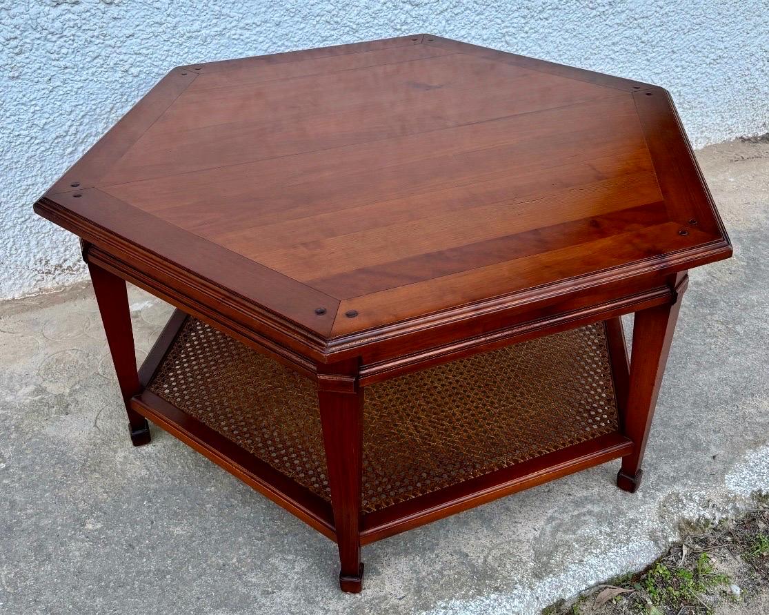 Mesa de centro hexagonal de madera con nivel inferior de caña tejida mediados del siglo XX en venta