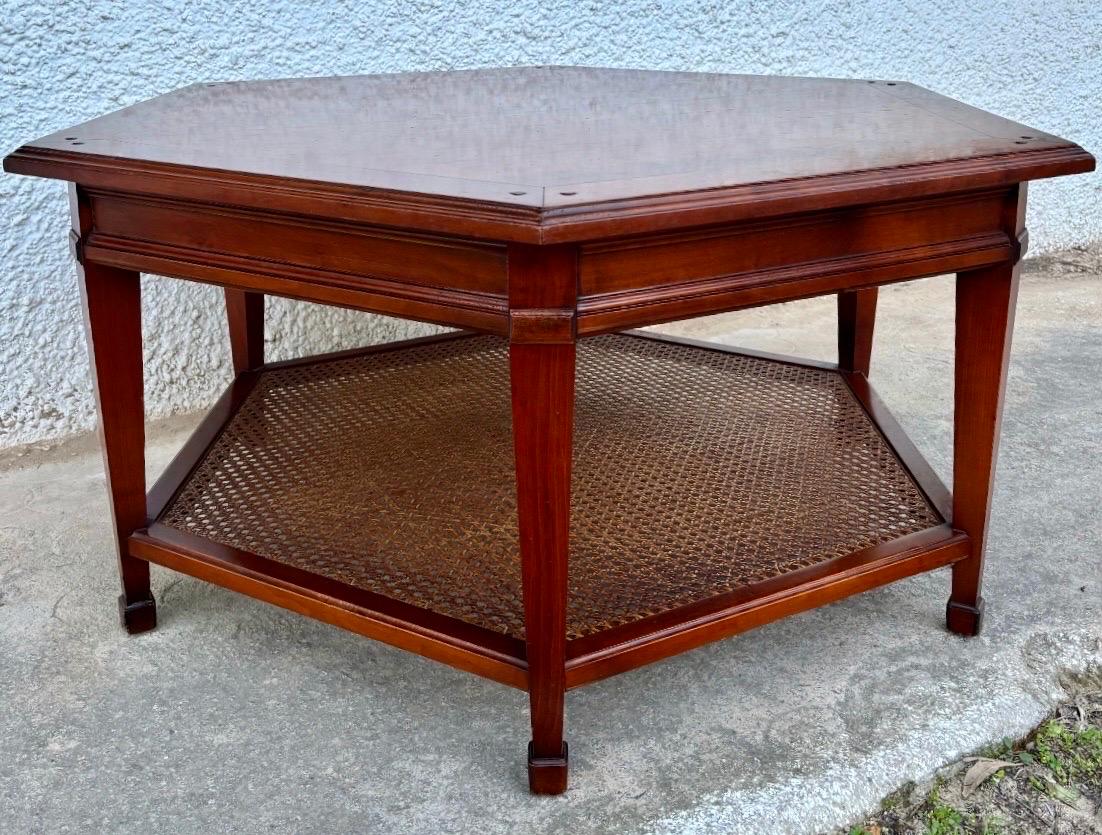 Mesa de centro hexagonal de madera con nivel inferior de caña tejida Caña en venta