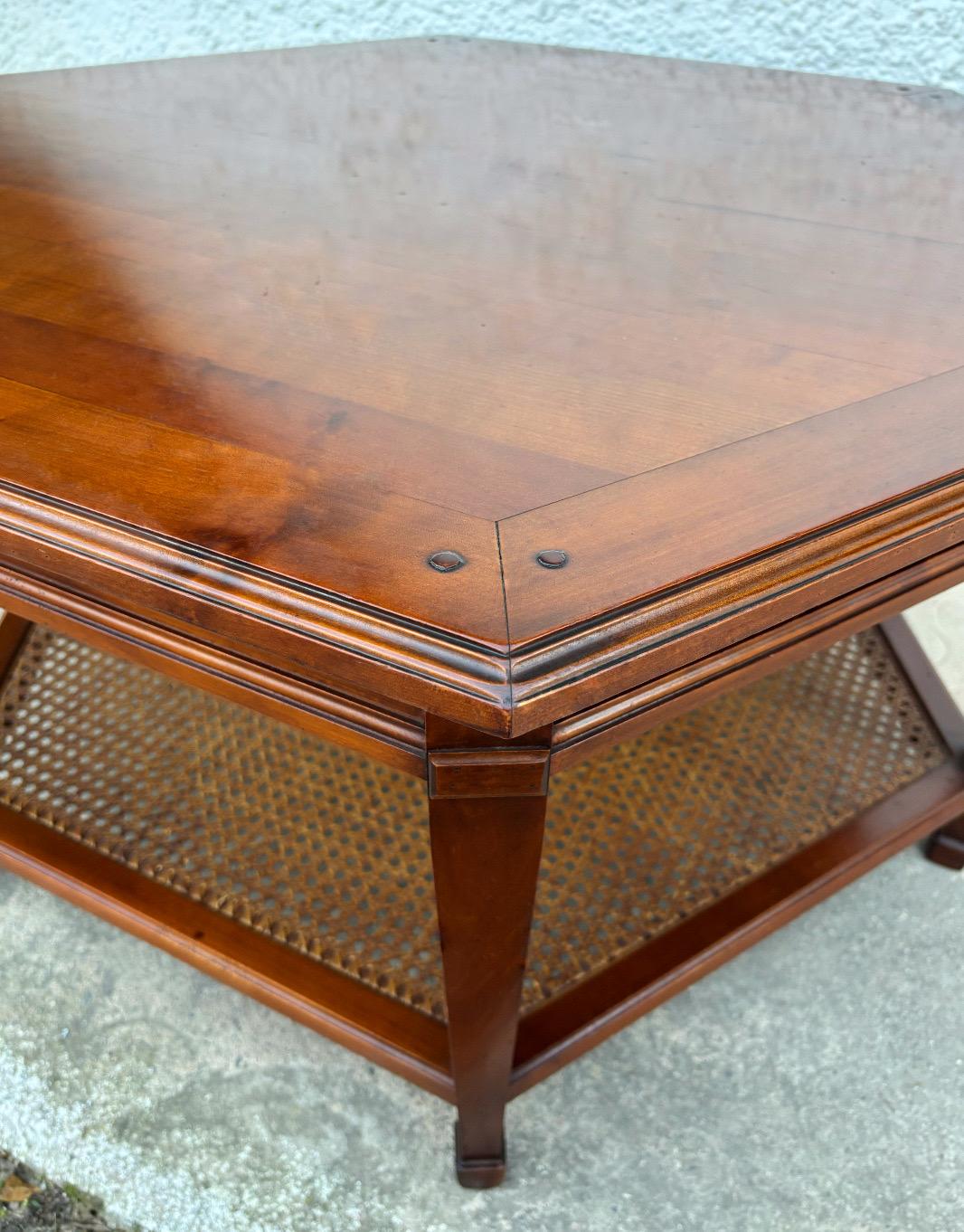 Mesa de centro hexagonal de madera con nivel inferior de caña tejida en venta 2