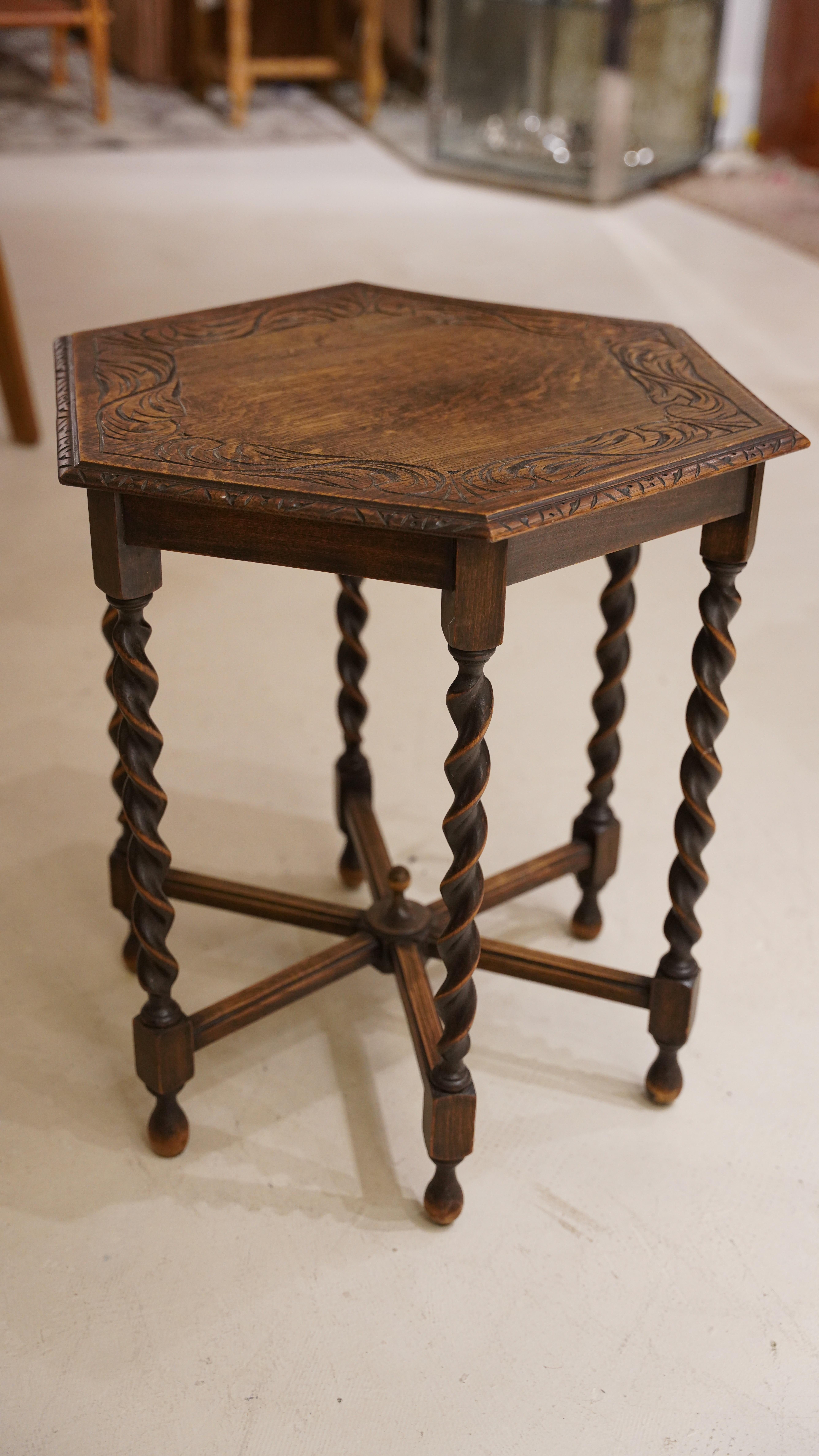 Table d'appoint hexagonale en bois Bon état - En vente à North Charleston, SC