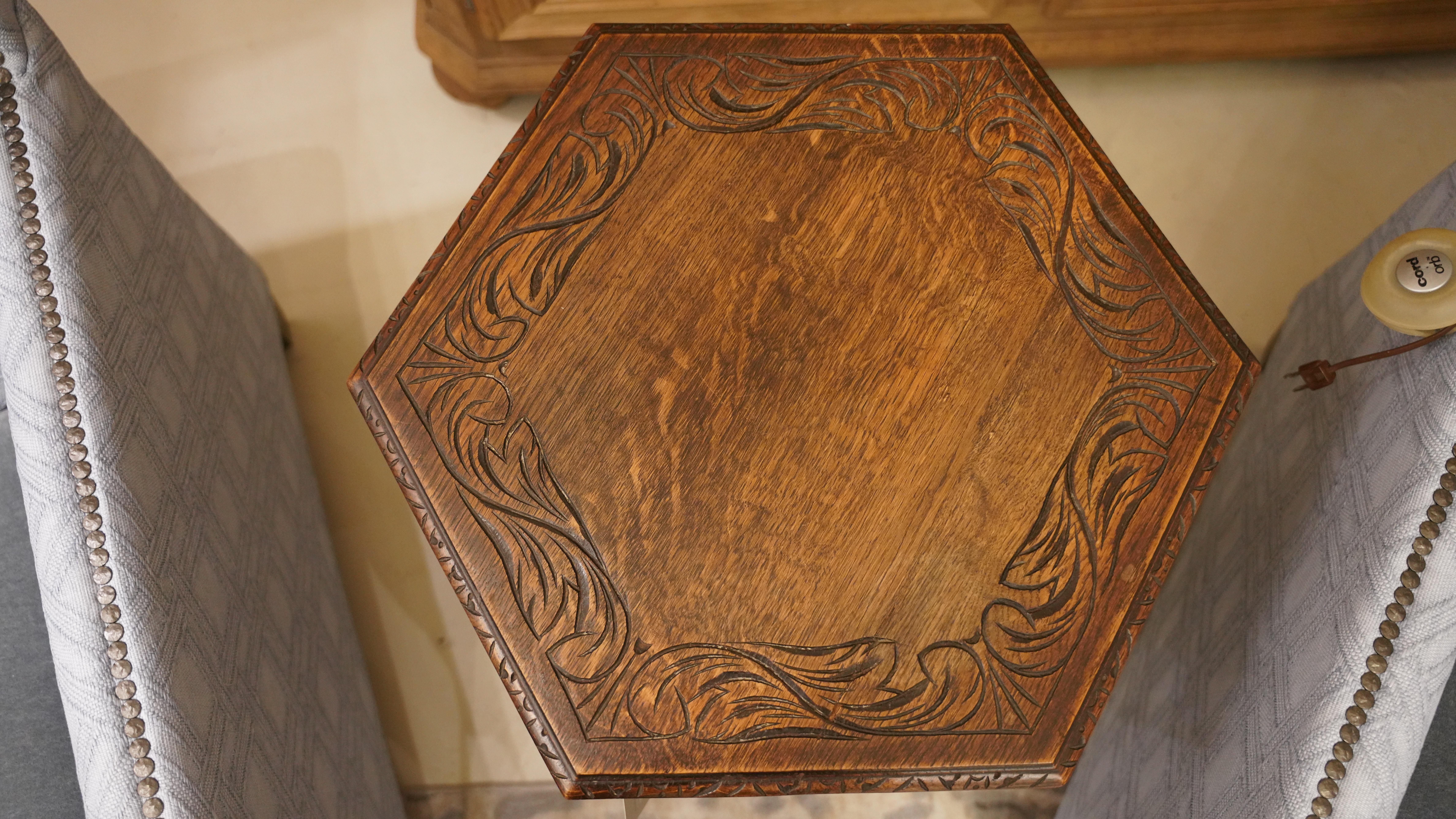Table d'appoint hexagonale en bois en vente 1