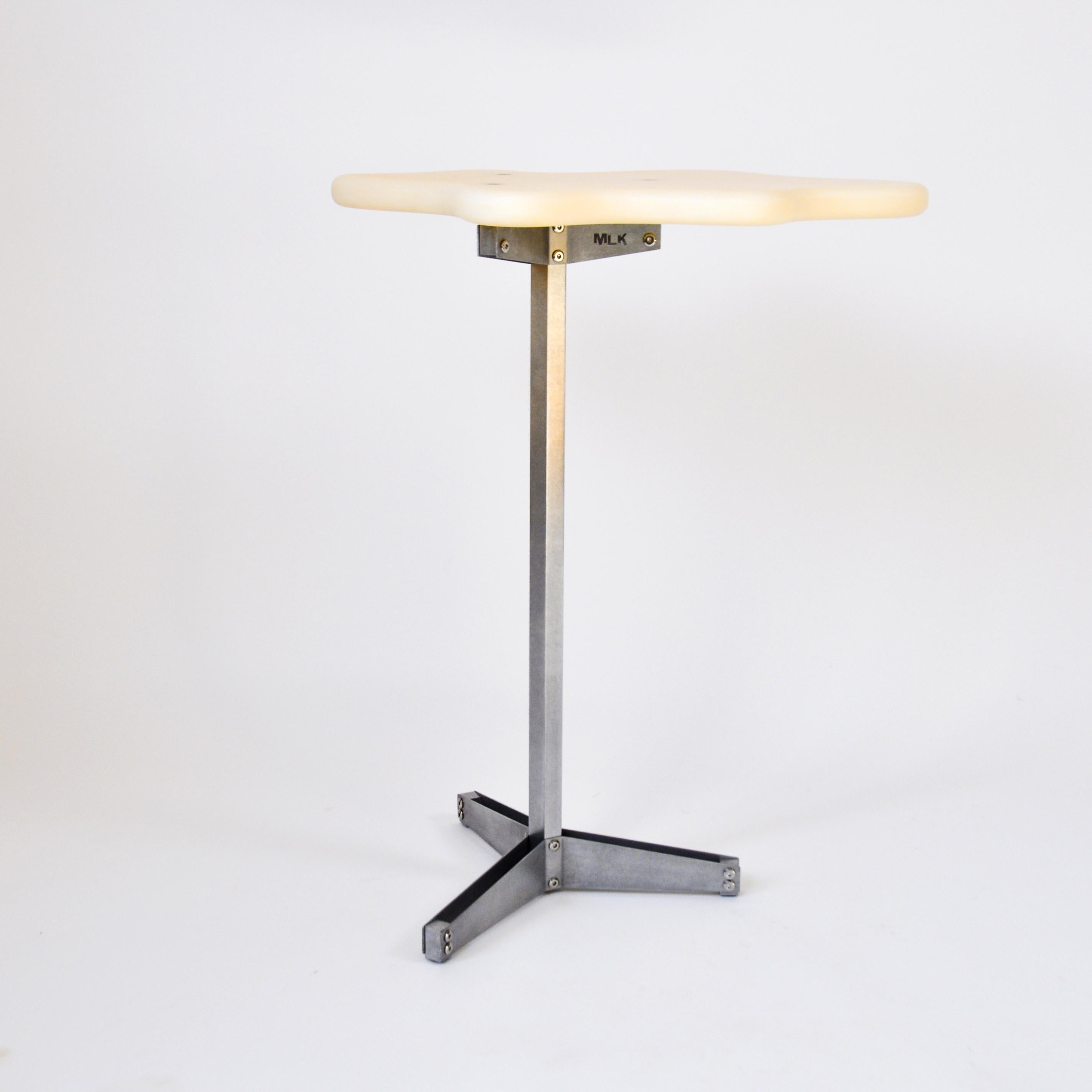 Table Hexcurve de MLK Furniture
Unique en son genre
Dimensions : D 60 x L 40 x H 75 cm.
MATERIAL : Aluminium, nylon.

HEXCurve Table est un guéridon unique. Le plateau lisse et incurvé contraste avec le support fonctionnaliste pour créer un design
