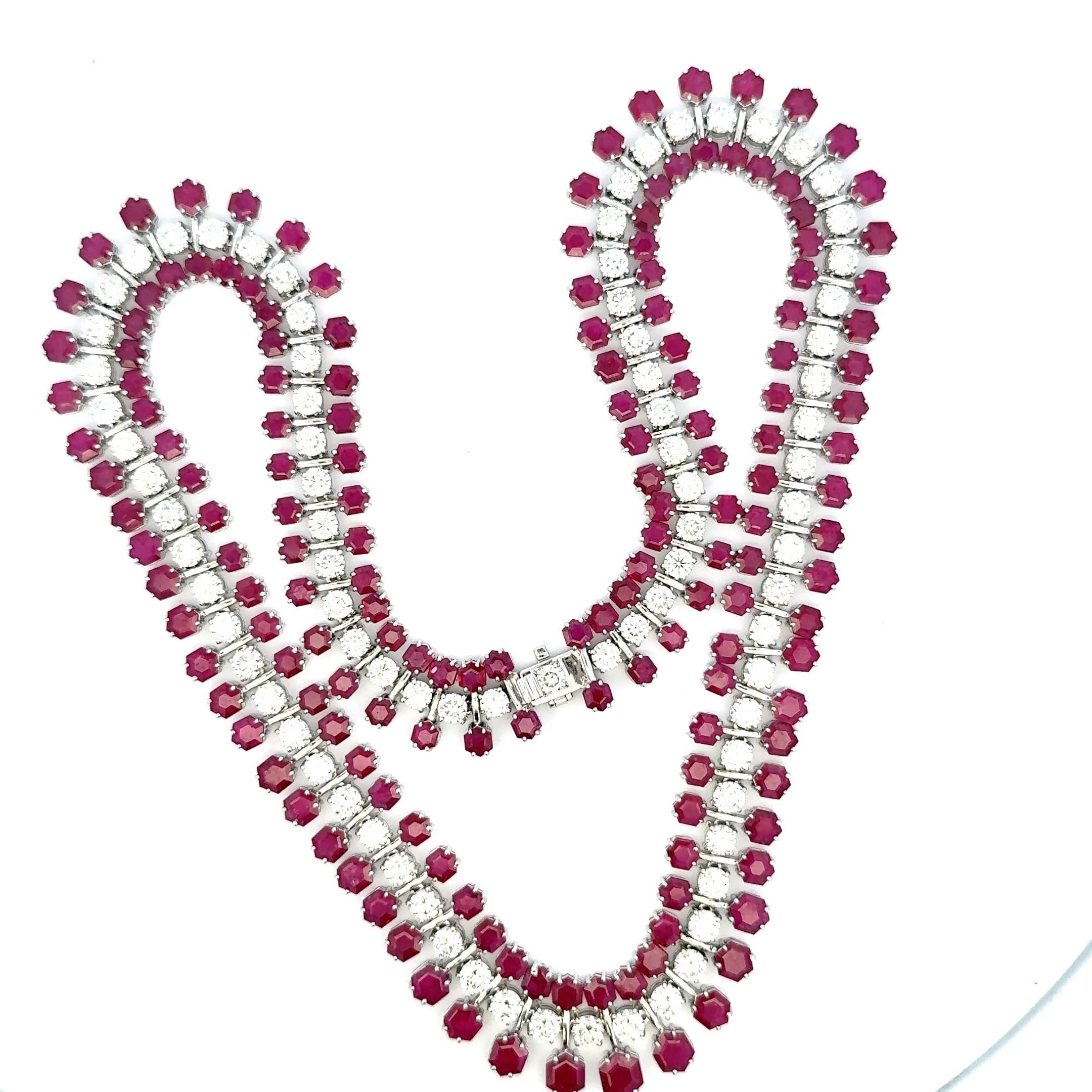 Le collier Nature présente un design captivant de rubis naturels de forme hexagonale de 38,91 carats, chacun étant méticuleusement taillé pour rehausser sa brillance naturelle et sa teinte rouge profond. Les rubis sont disposés de manière experte