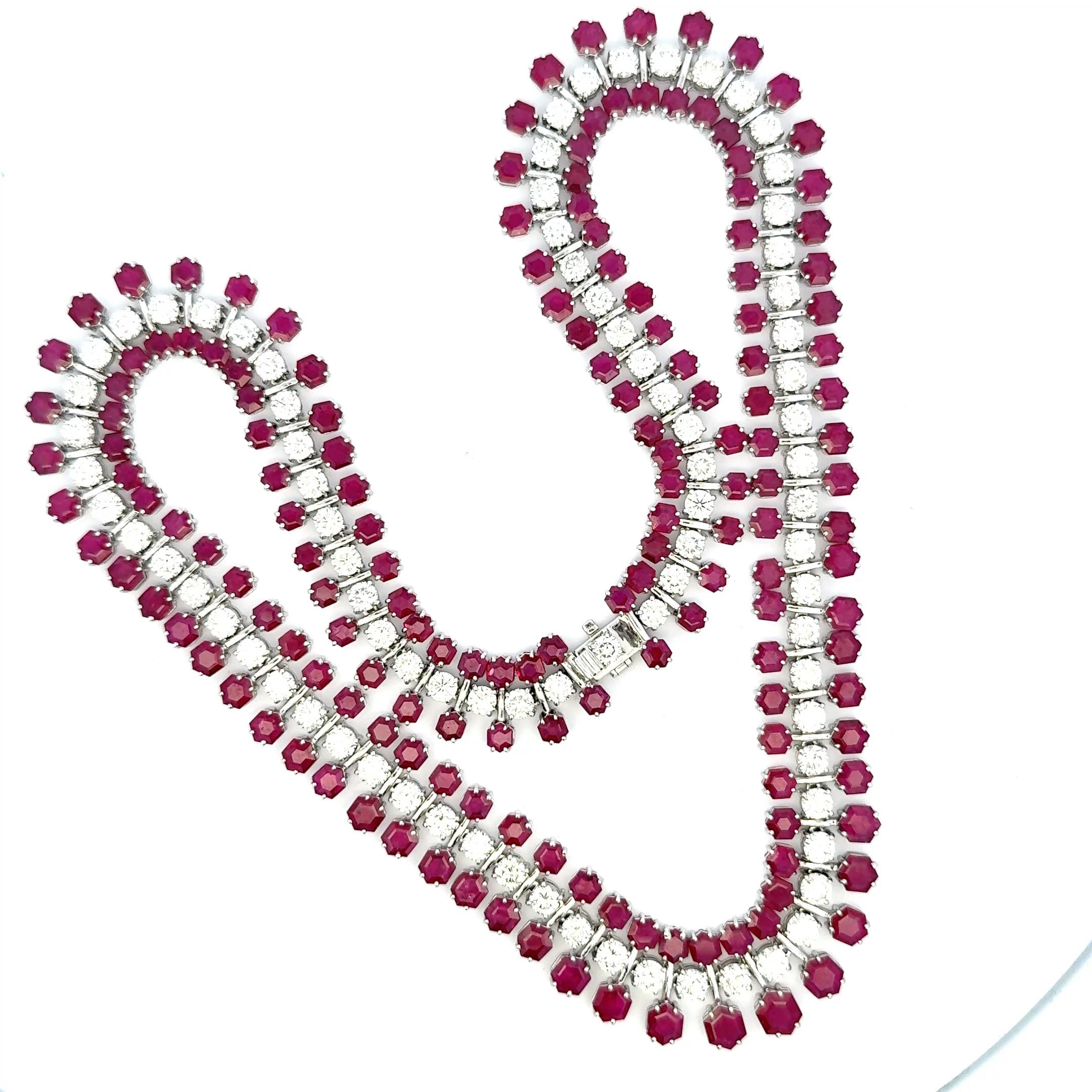 Taille hexagone Collier de rubis et diamants de forme hexogène en vente