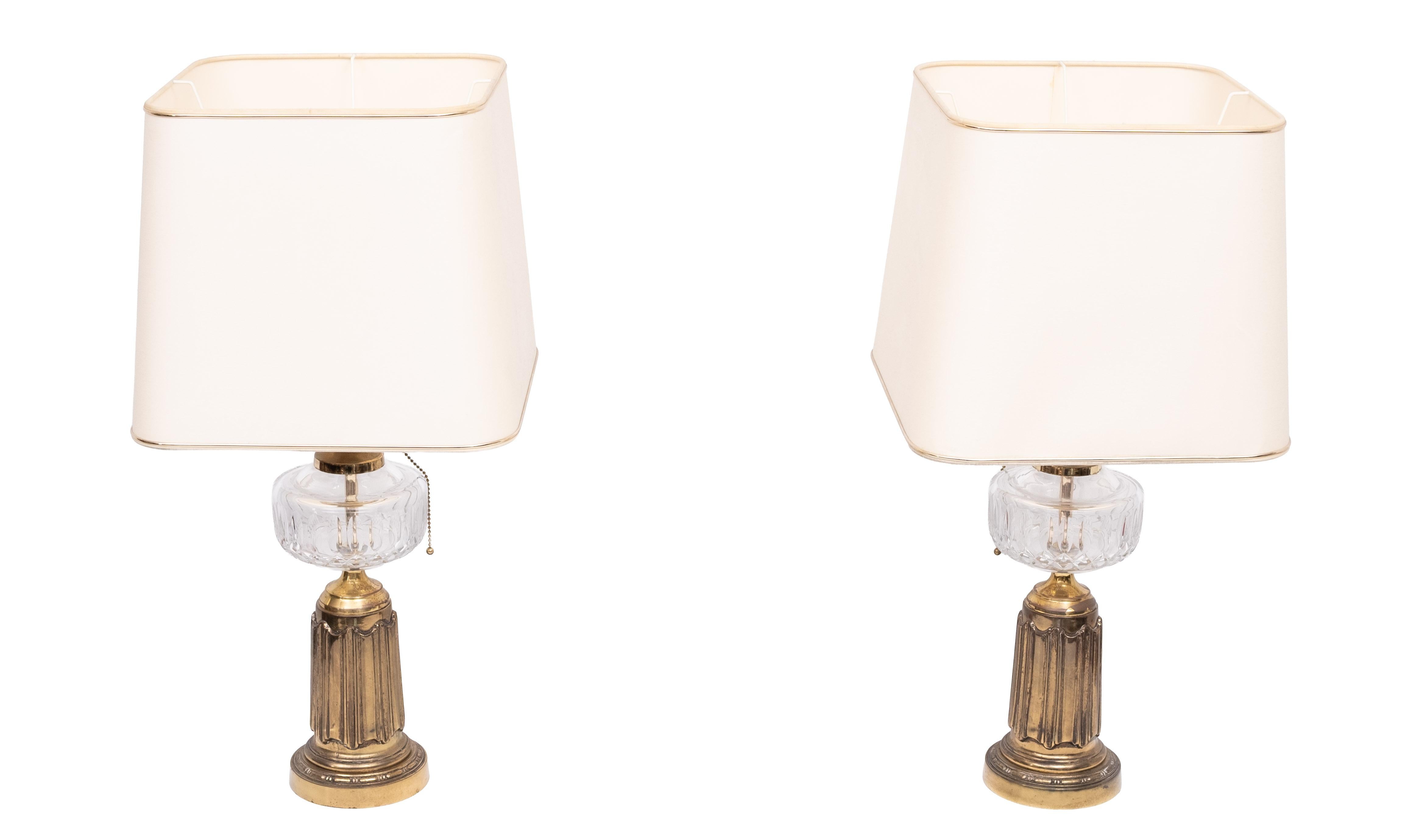 Splendida coppia di lampade da tavolo. Stile classico ed elegante. 
Base in ottone, vetro di cristallo al centro, a forma di lampada a olio. 
da  primi giorni.  viene fornito con bellissime tonalità. 
interruttore a scomparsa . È necessaria una
