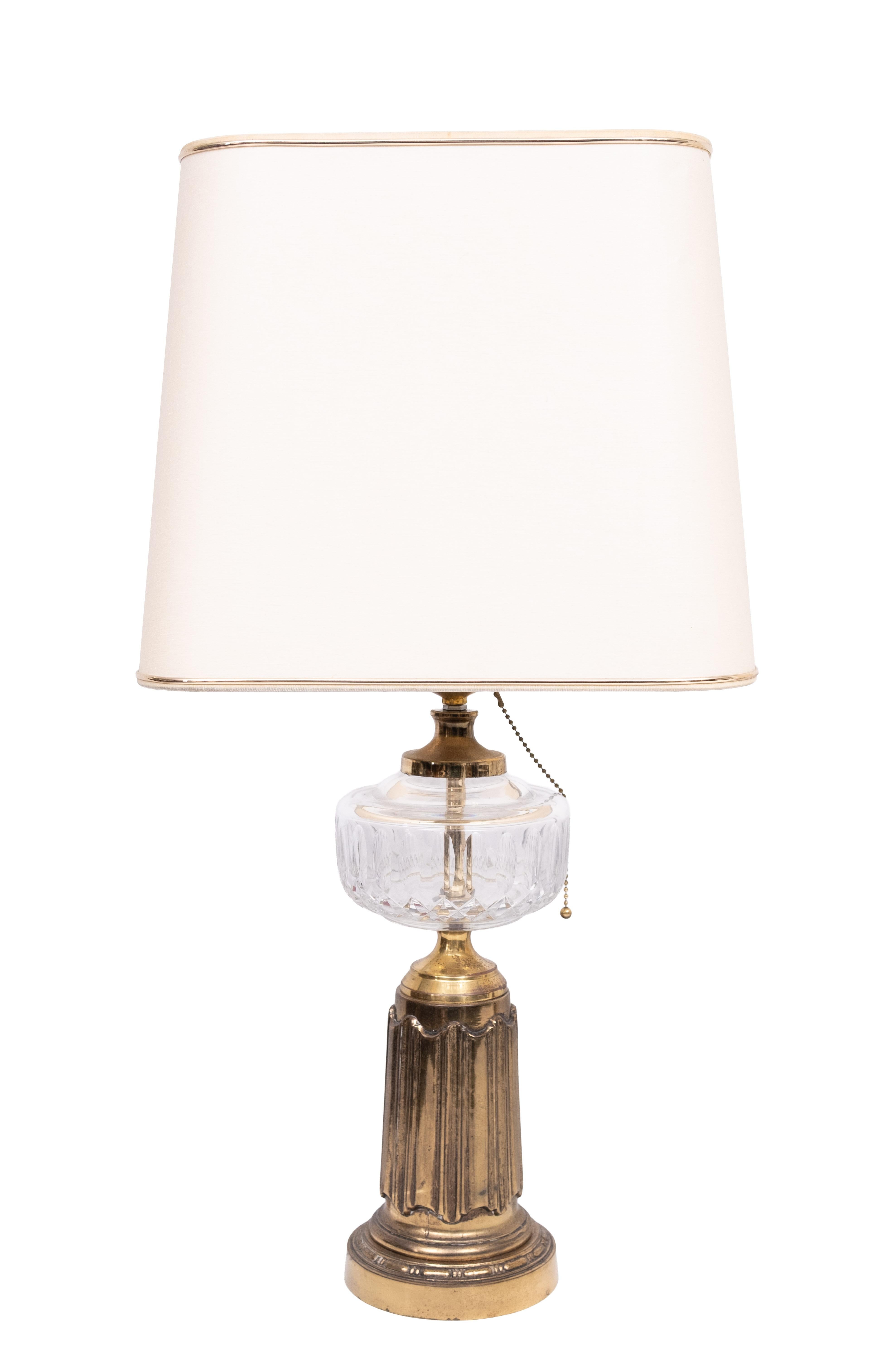 Mid-Century moderno Set di lampade da tavolo Heyco in ottone e cristallo con paralumi 1960s USA in vendita